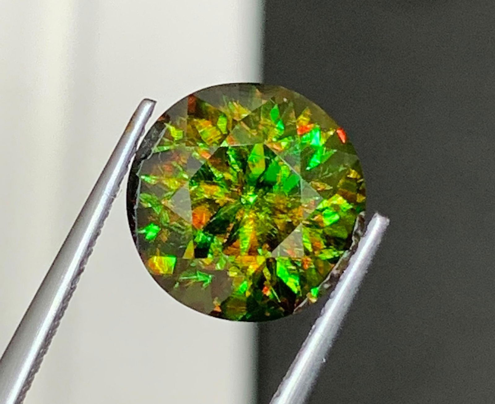 Natural Chrome Sphene Titanite Gemstone: 3.10 Carat Round Cut June Birthstone: Materials: Gemstone: Sphene About this item Weight : 3.10 cts Dimensions : 9 x 9 x 6.1 mm Color : Green Shape : Round Clarity : VVS Clean Treatment : Natural Origin : Pakistan Hardness : 5-5.5 Family