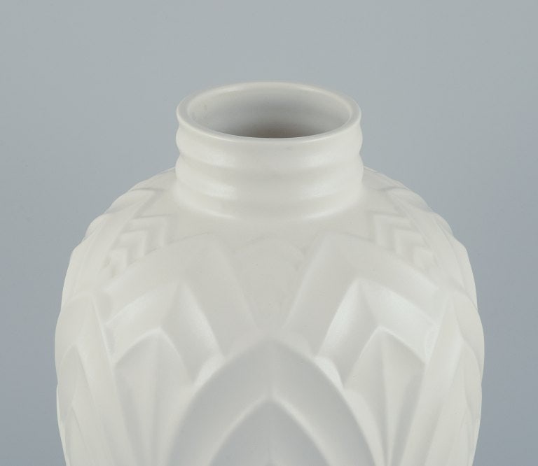 Boch Keramis, Belgium. Large ceramic vase. White glaze. Modernist design. Geometric pattern. - 3