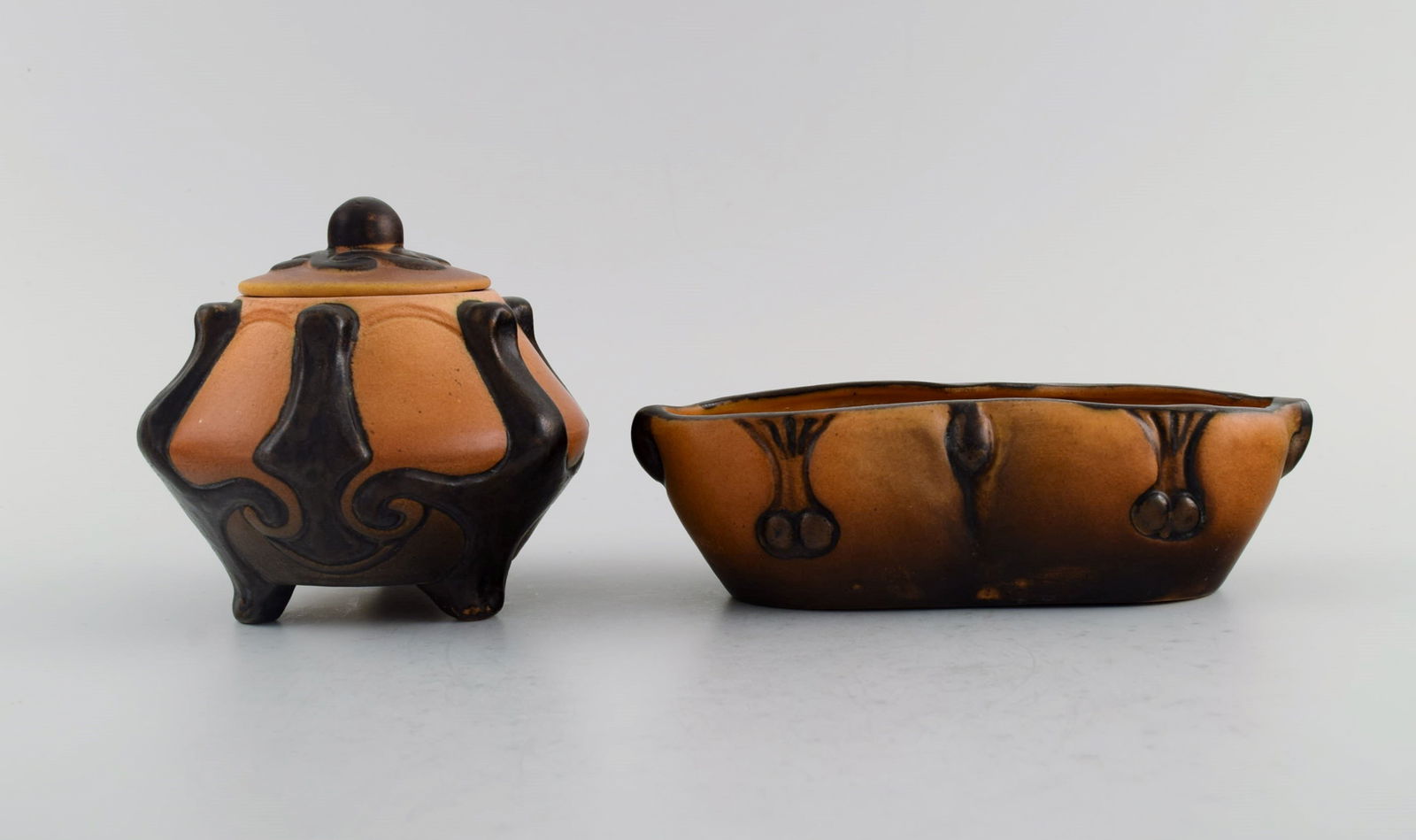 Ipsen's, Denmark. Art nouveau lidded jar and bowl in hand-painted and glazed ceramics. 1920s / 30s.: Title: Ipsen's, Denmark. Art nouveau lidded jar and bowl in hand-painted and glazed ceramics. 1920s / 30s. Description: Ipsen's, Denmark. Art nouveau lidded jar and bowl in hand-painted and glazed