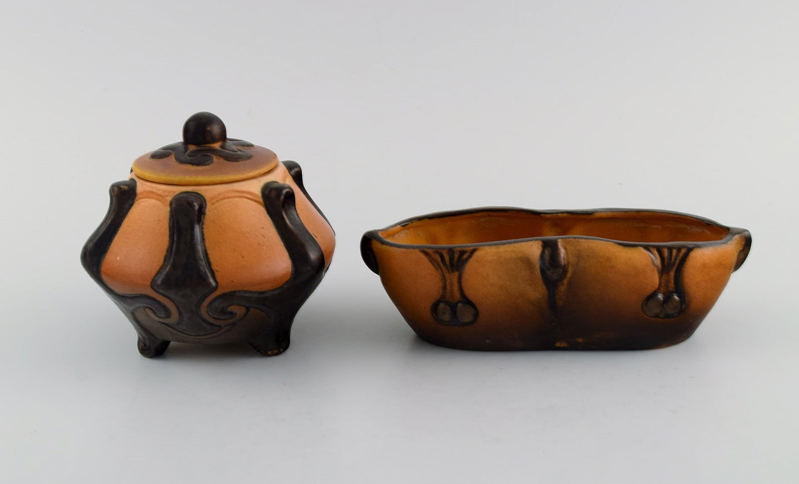Ipsen's, Denmark. Art nouveau lidded jar and bowl in hand-painted and glazed ceramics. 1920s / 30s. - 2