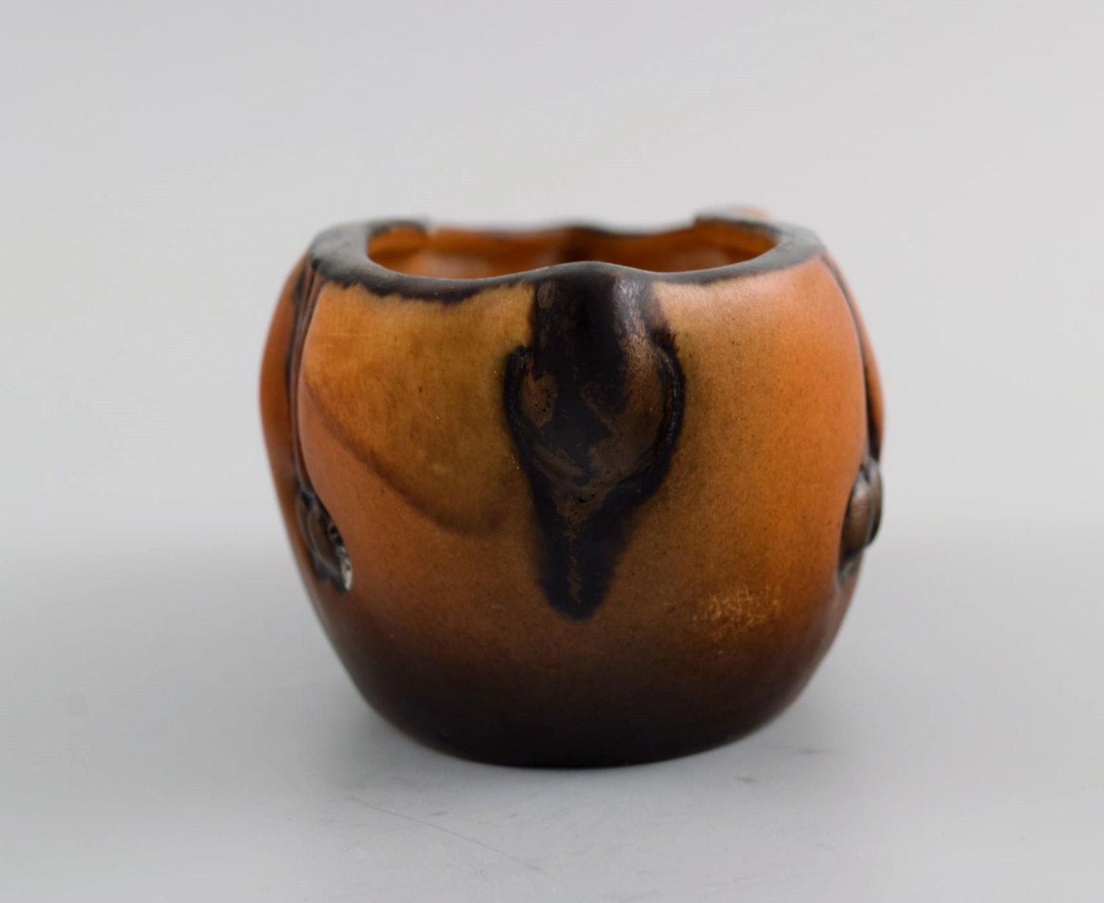 Ipsen's, Denmark. Art nouveau lidded jar and bowl in hand-painted and glazed ceramics. 1920s / 30s. - 6