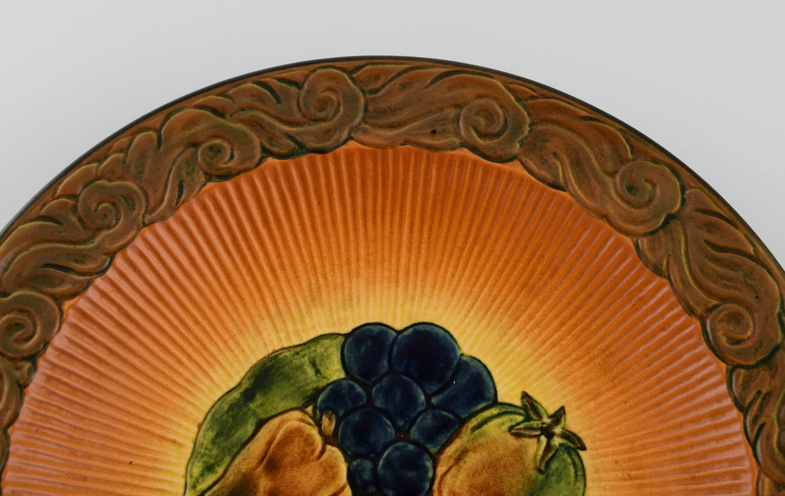 Ipsen's, Denmark. Round bowl / dish in glazed ceramics with hand-painted fruits. 1920s / 30s. Model - 3