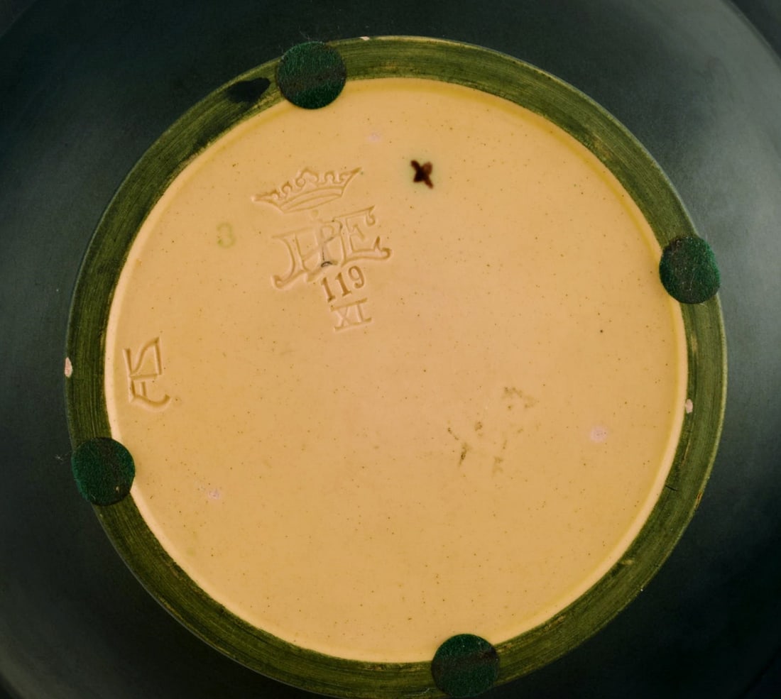 Ipsen's, Denmark. Round bowl / dish in glazed ceramics with hand-painted fruits. 1920s / 30s. Model - 5