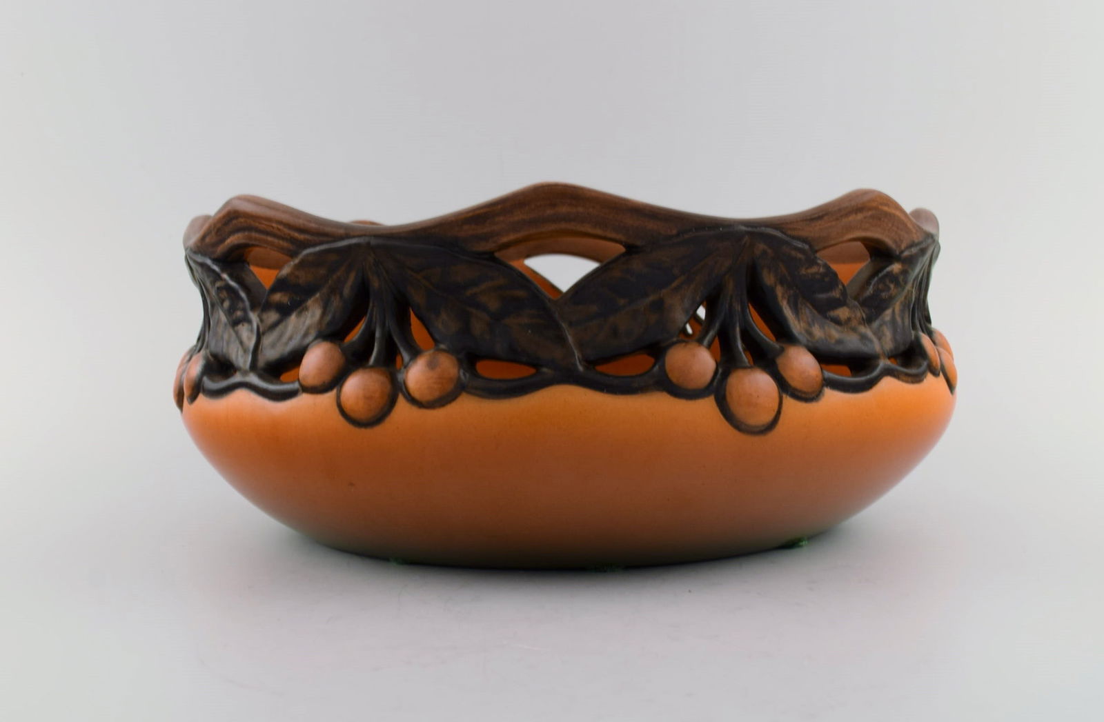 Ipsen's, Denmark. Large bowl in openwork ceramics with hand-painted leaves and berries. 1920s / 30s. - 2