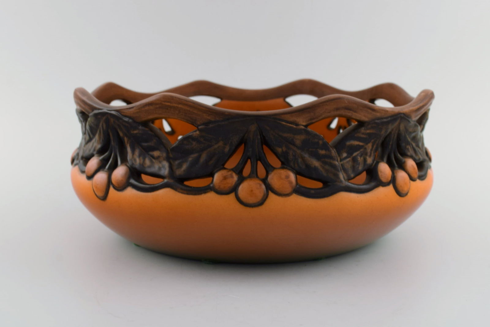 Ipsen's, Denmark. Large bowl in openwork ceramics with hand-painted leaves and berries. 1920s / 30s. - 3