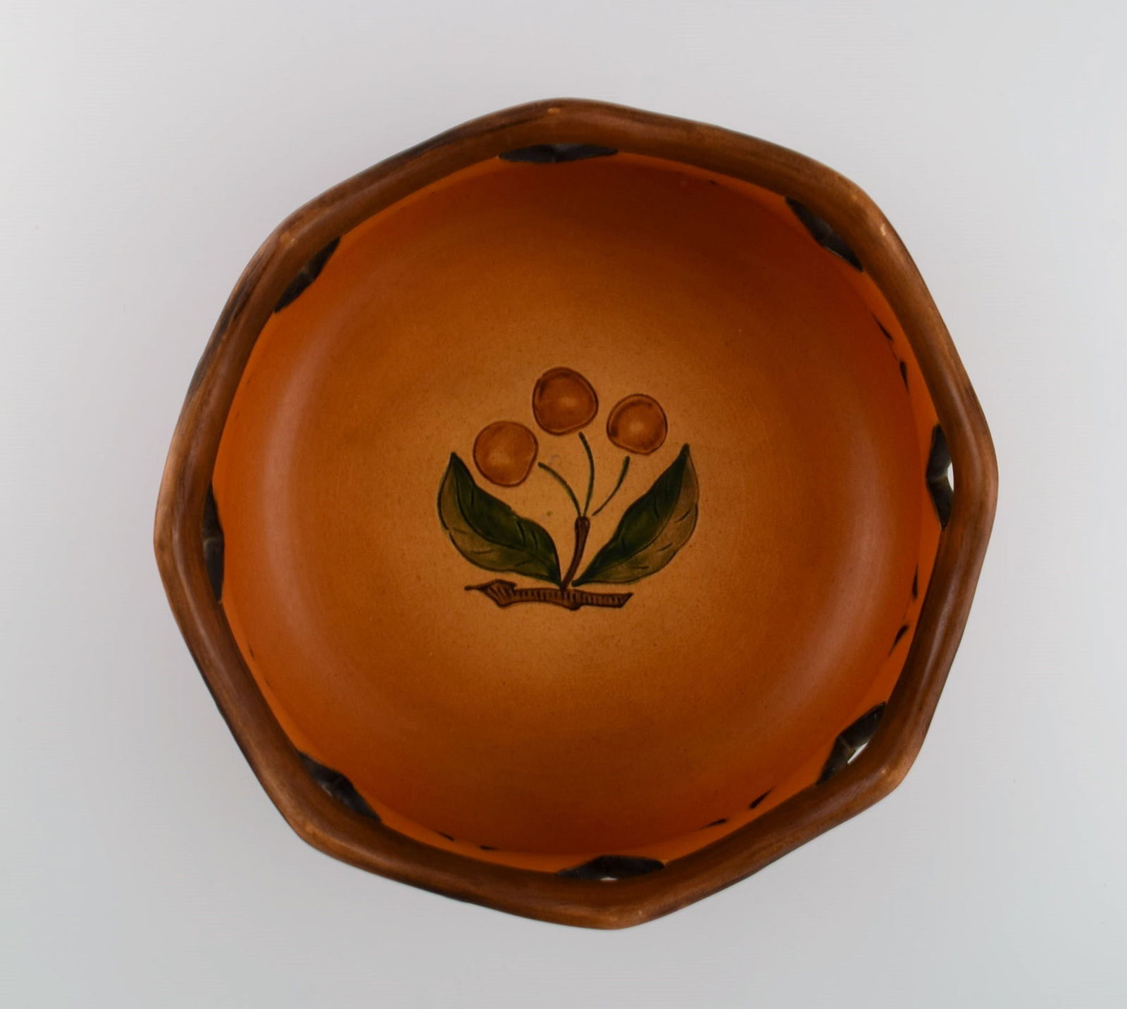 Ipsen's, Denmark. Large bowl in openwork ceramics with hand-painted leaves and berries. 1920s / 30s. - 4