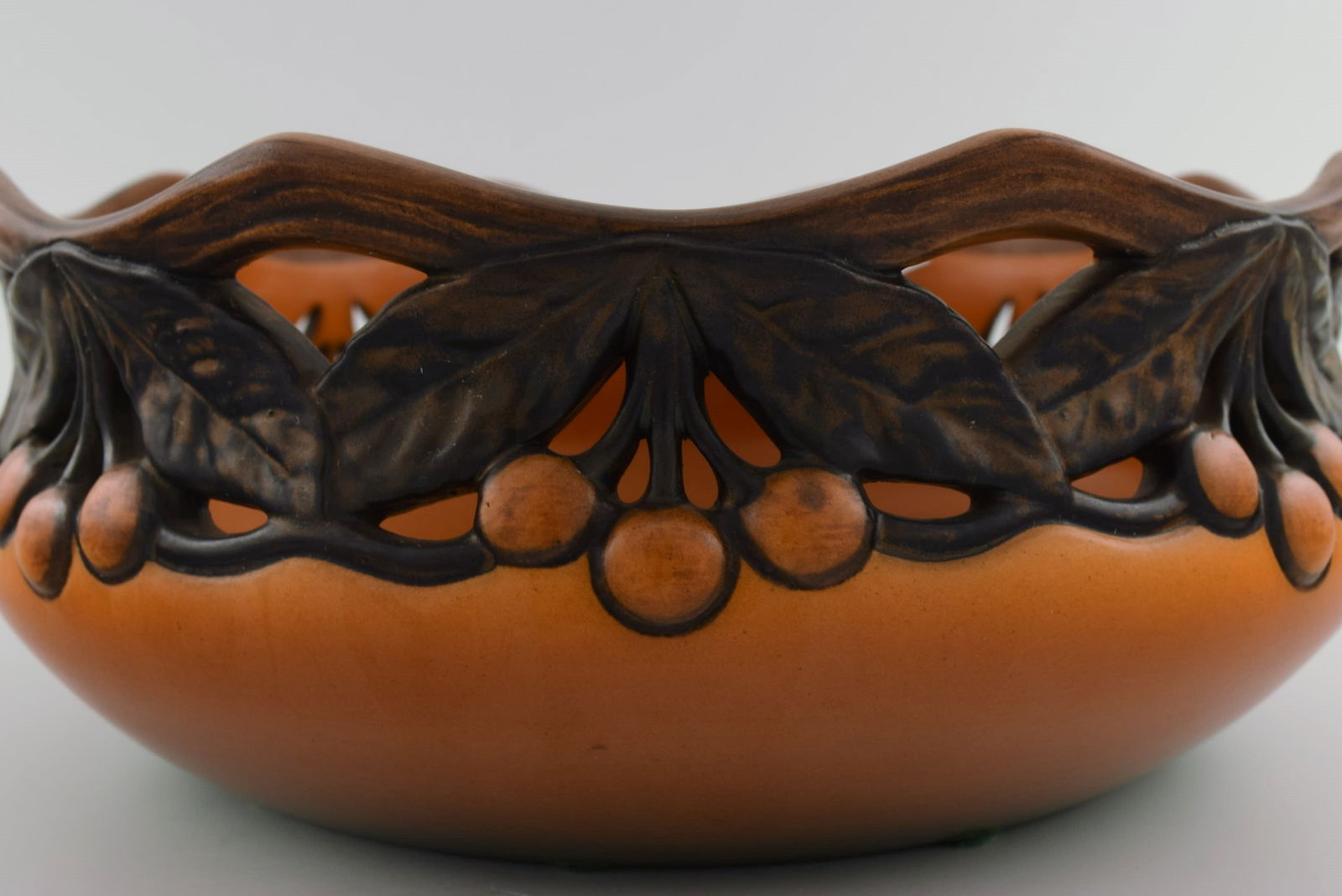 Ipsen's, Denmark. Large bowl in openwork ceramics with hand-painted leaves and berries. 1920s / 30s. - 5