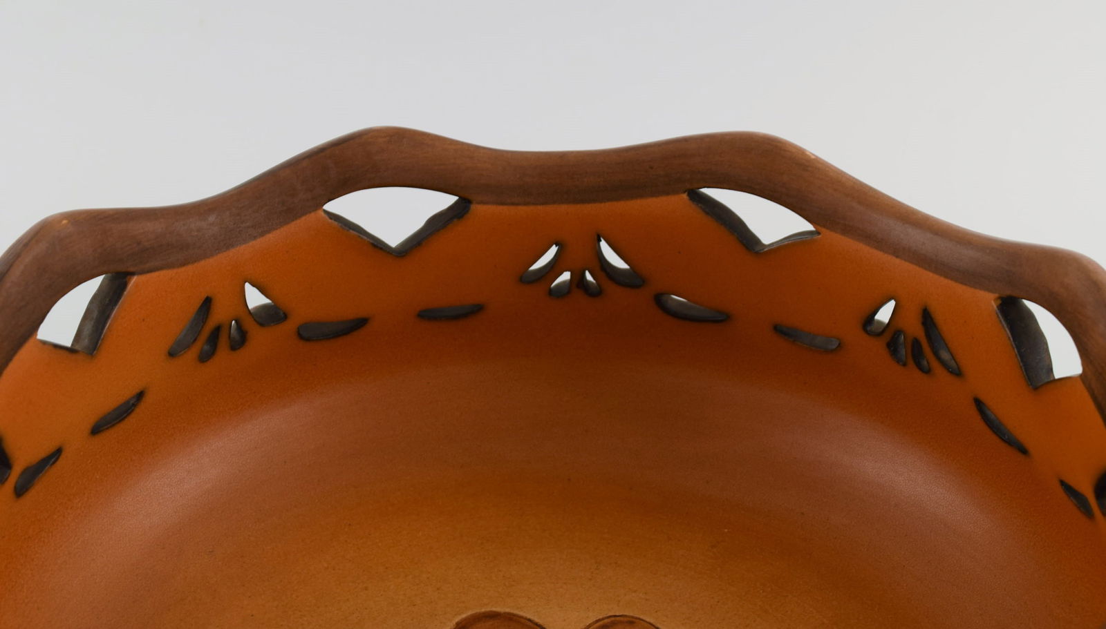 Ipsen's, Denmark. Large bowl in openwork ceramics with hand-painted leaves and berries. 1920s / 30s. - 6