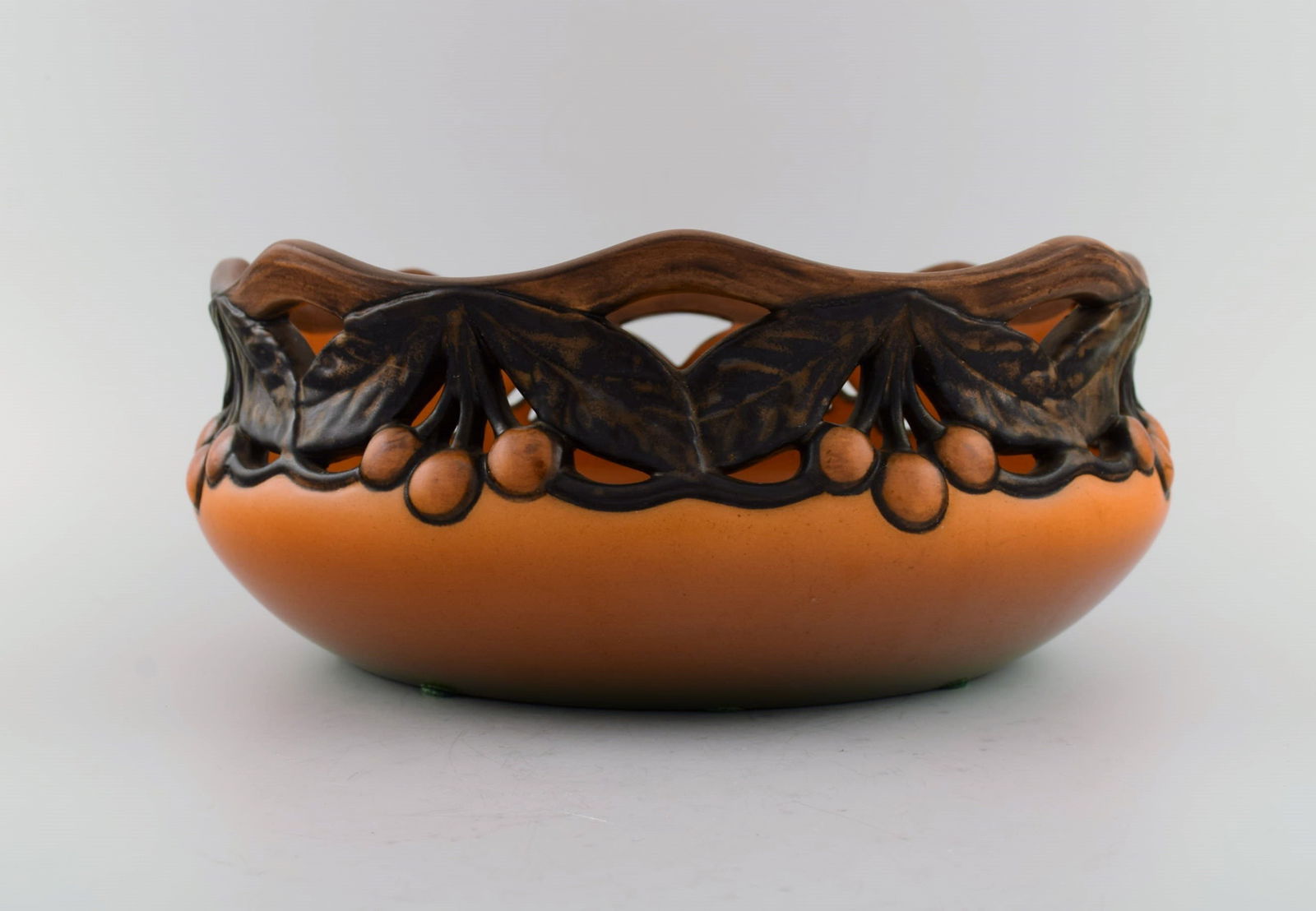 Ipsen's, Denmark. Large bowl in openwork ceramics with hand-painted leaves and berries. 1920s / 30s. - 7