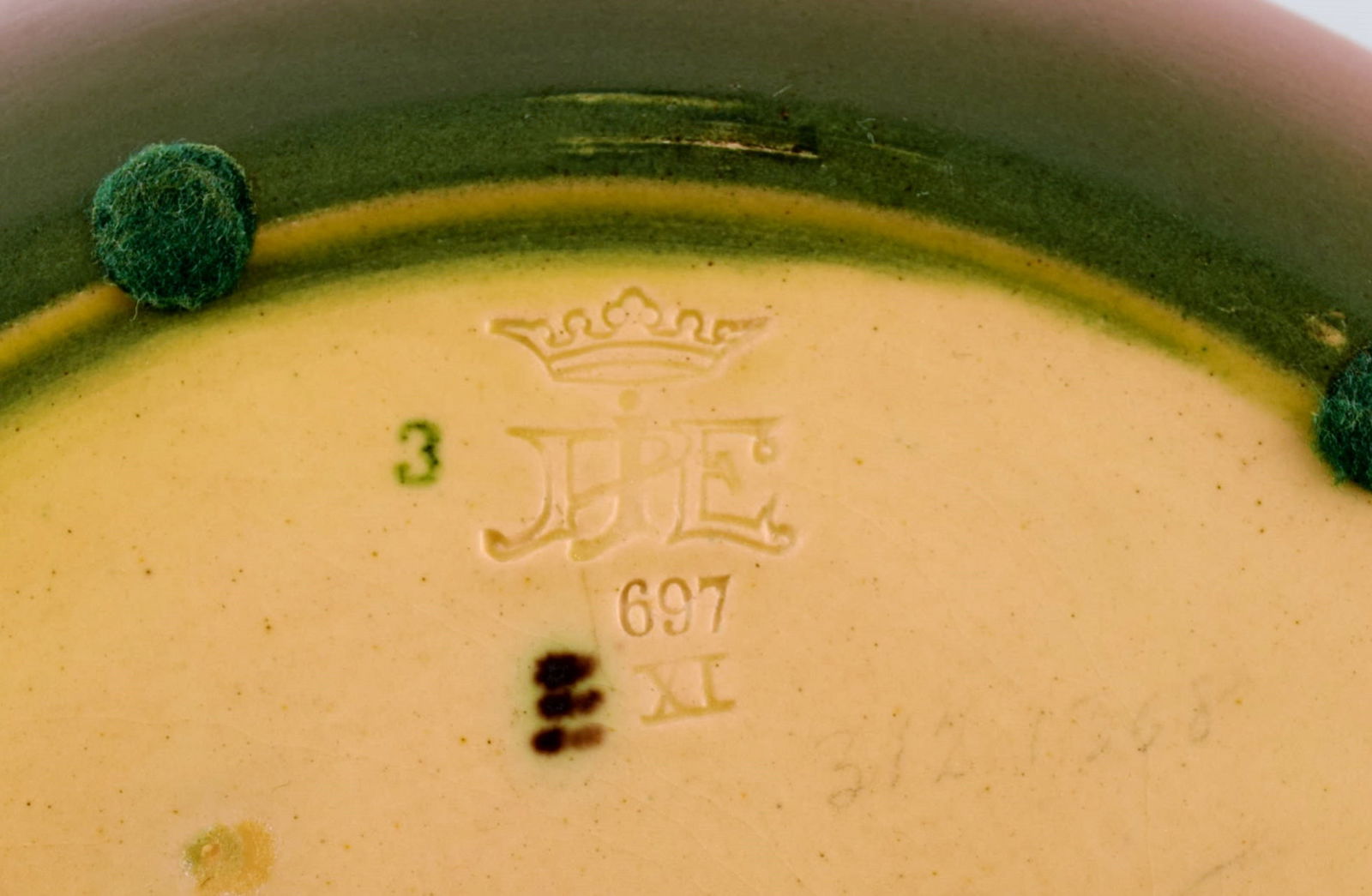 Ipsen's, Denmark. Large bowl in openwork ceramics with hand-painted leaves and berries. 1920s / 30s. - 8