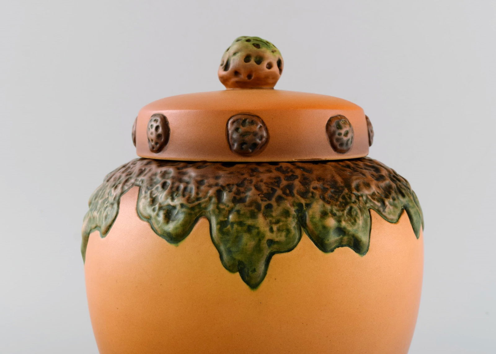 Ipsen's, Denmark. Lidded vase in hand-painted and glazed ceramics. 1920s / 30s. Model number 784. - 3