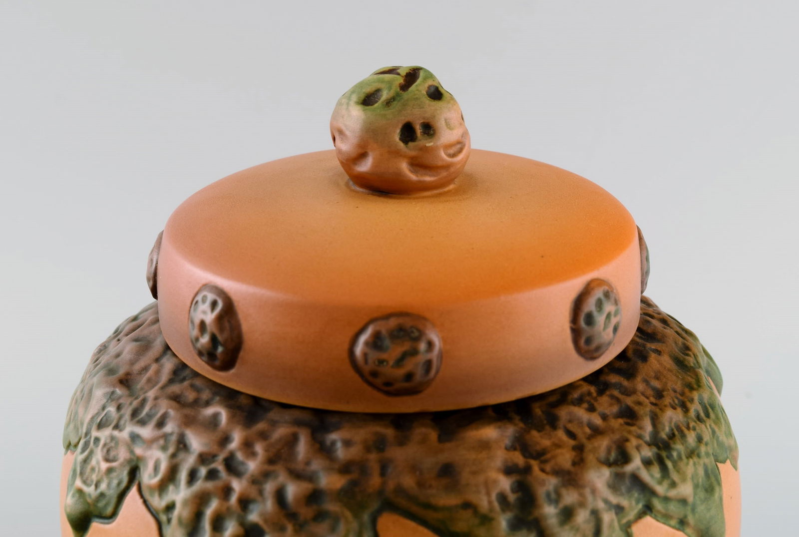 Ipsen's, Denmark. Lidded vase in hand-painted and glazed ceramics. 1920s / 30s. Model number 784. - 6