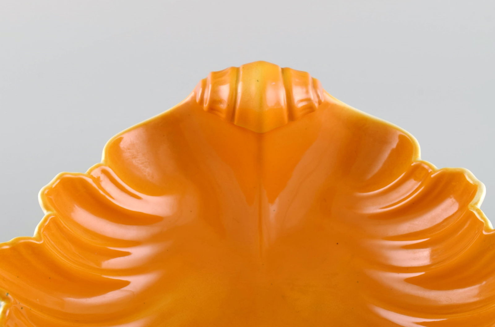 Wilhelm Kåge (1889-1960) for Gustavsberg. Hand-painted faience bowl shaped like a seashell. - 5