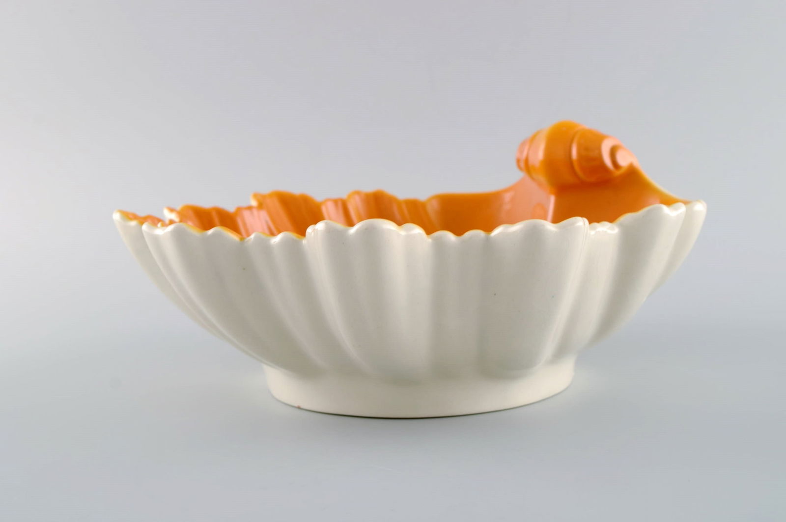 Wilhelm Kåge (1889-1960) for Gustavsberg. Hand-painted faience bowl shaped like a seashell. - 6