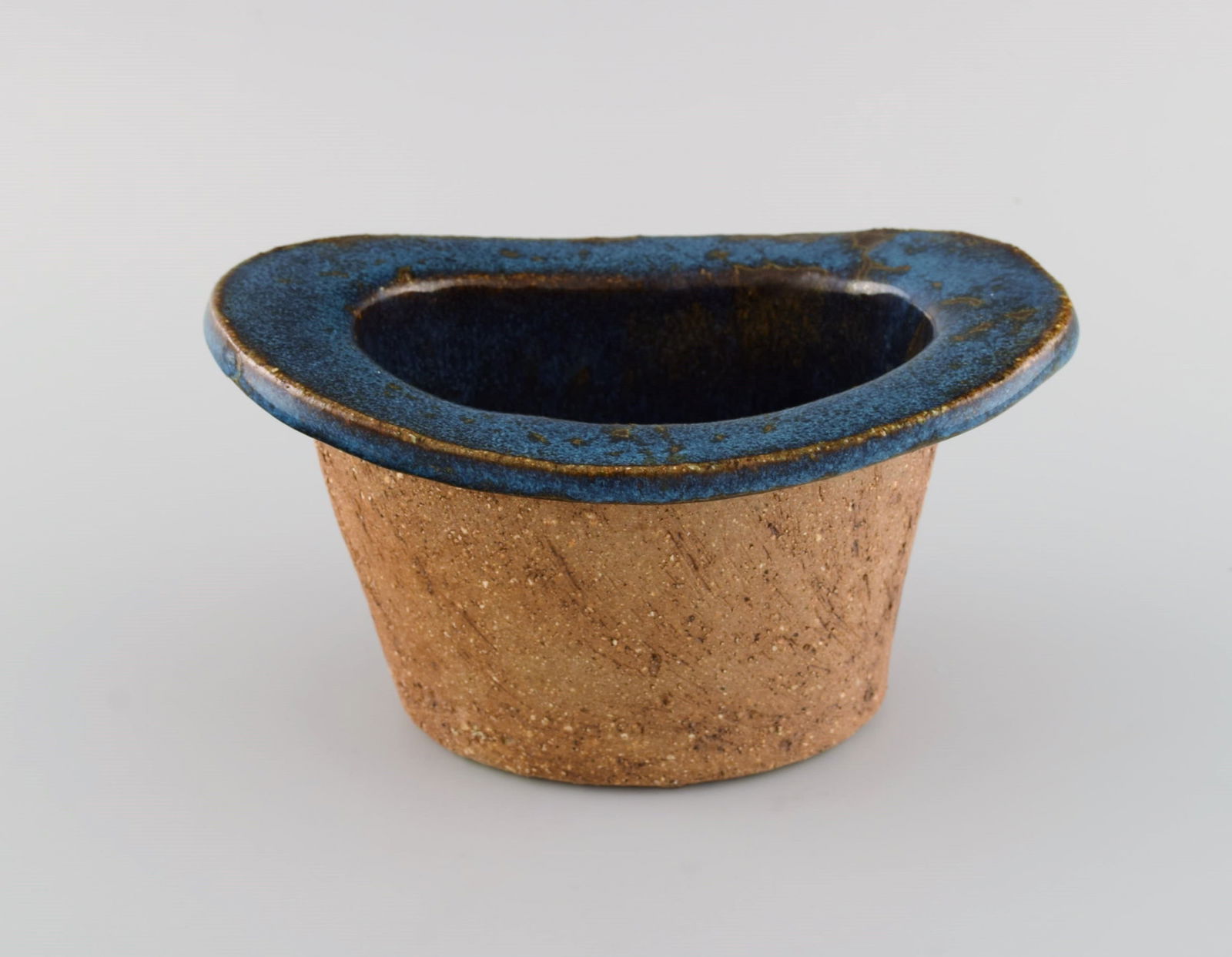 Curt M. Addin (1931-2007) for Glumslöv. Freeform vase in partially glazed stoneware. Beautiful - 4