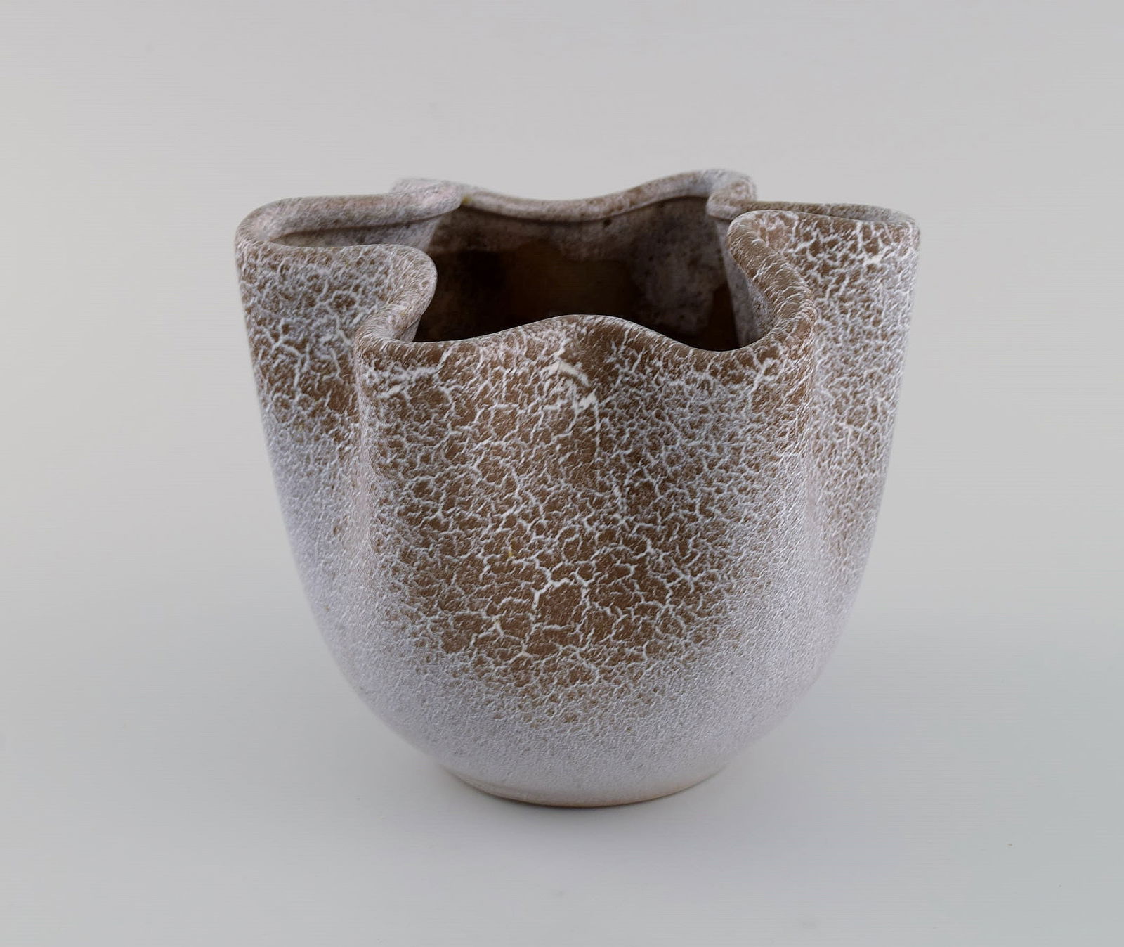 European studio ceramicist. Unique wavy edged vase in glazed stoneware. Beautiful speckled glaze. - 2