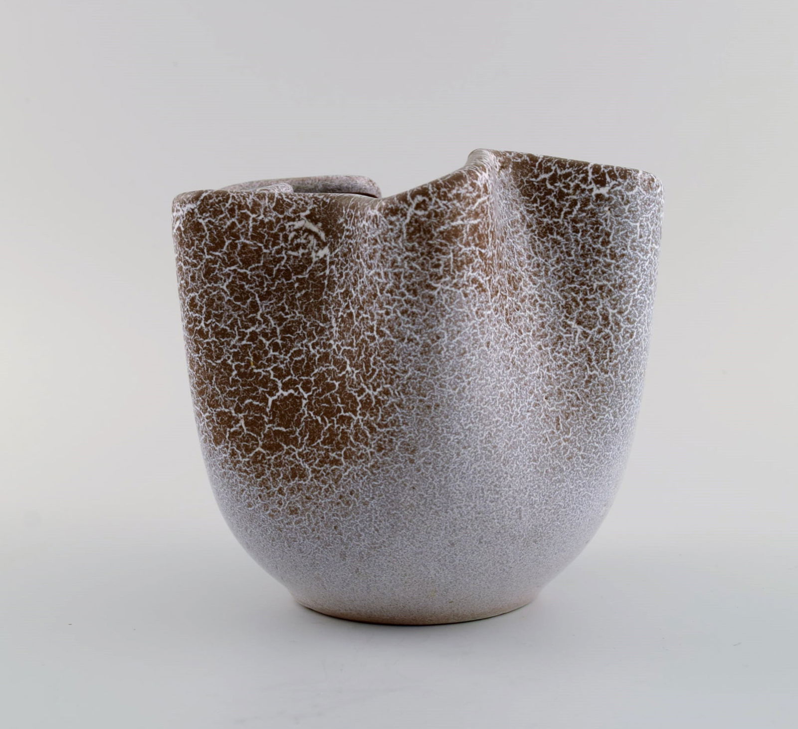 European studio ceramicist. Unique wavy edged vase in glazed stoneware. Beautiful speckled glaze. - 4