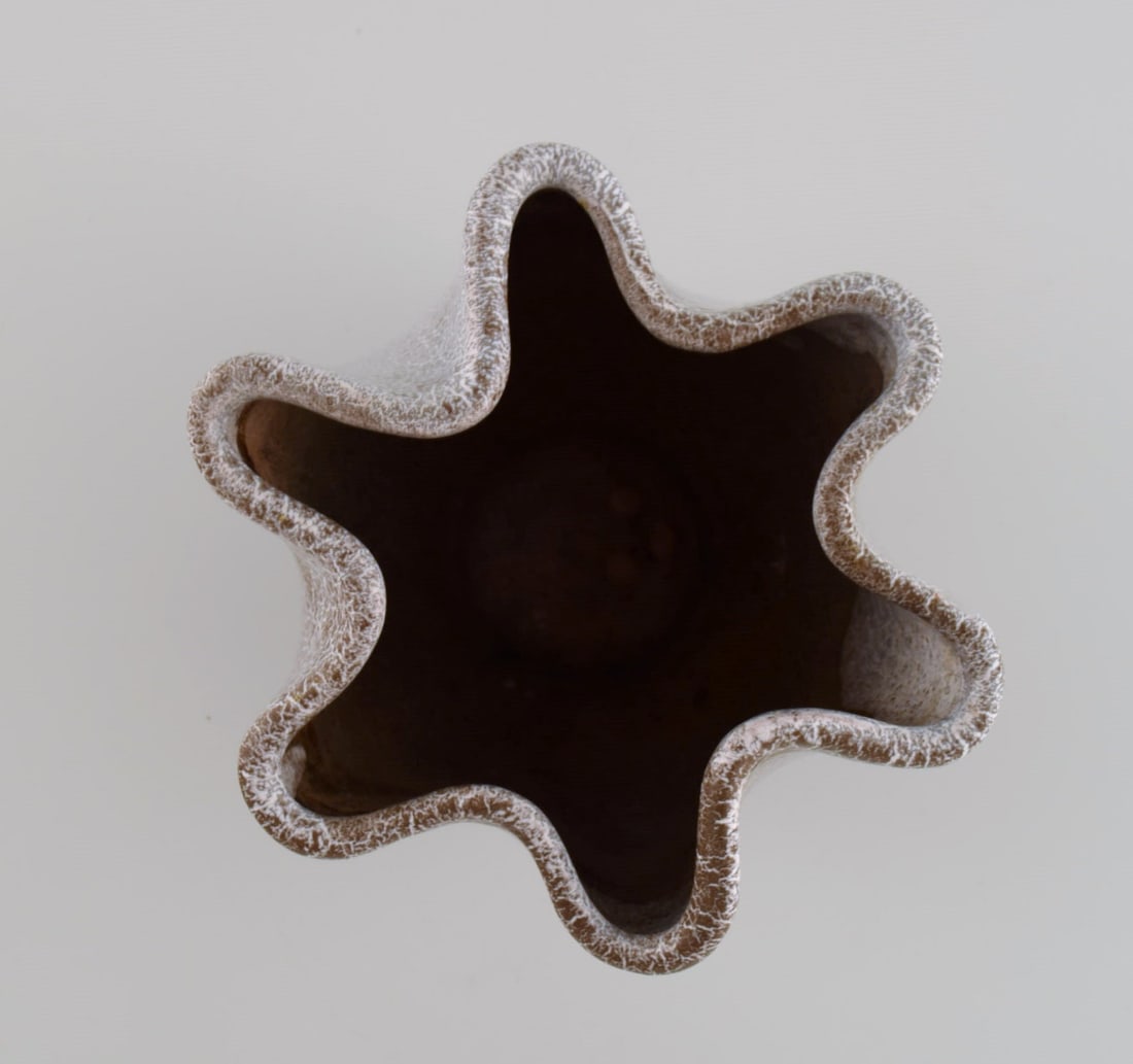 European studio ceramicist. Unique wavy edged vase in glazed stoneware. Beautiful speckled glaze. - 5