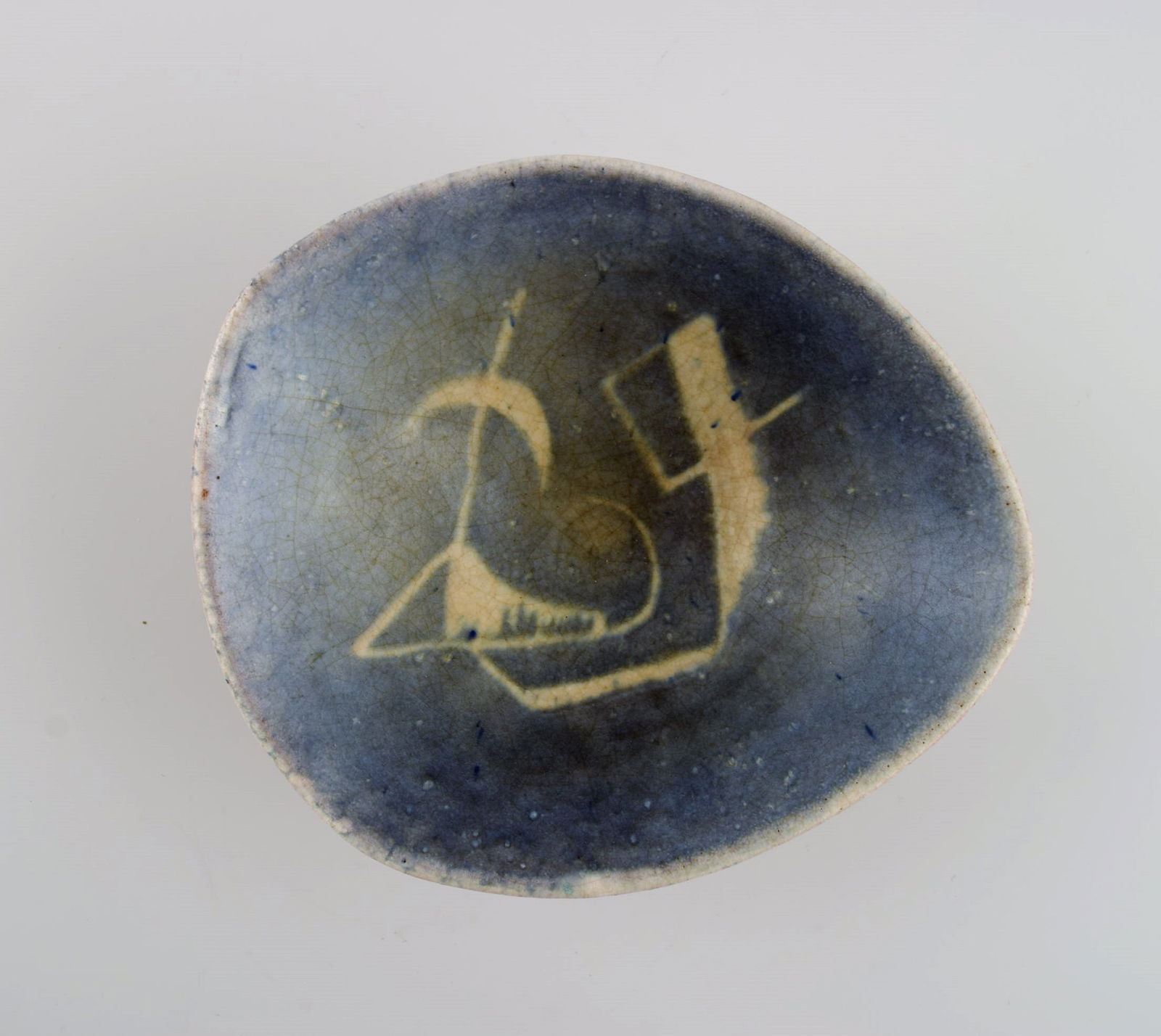 European studio ceramicist. Unique freeform bowl in glazed ceramics. 1960s / 70s.: Title: European studio ceramicist. Unique freeform bowl in glazed ceramics. 1960s / 70s. Description: European studio ceramicist. Unique freeform bowl in glazed ceramics. 1960s / 70s. Measures: 16 x