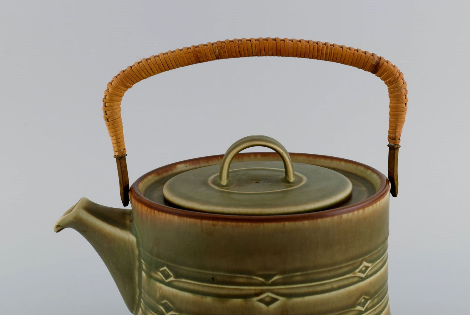Jens H. Quistgaard (1919-2008) for Bing & Grøndahl. Rune teapot with wicker handle, sugar bowl - 5