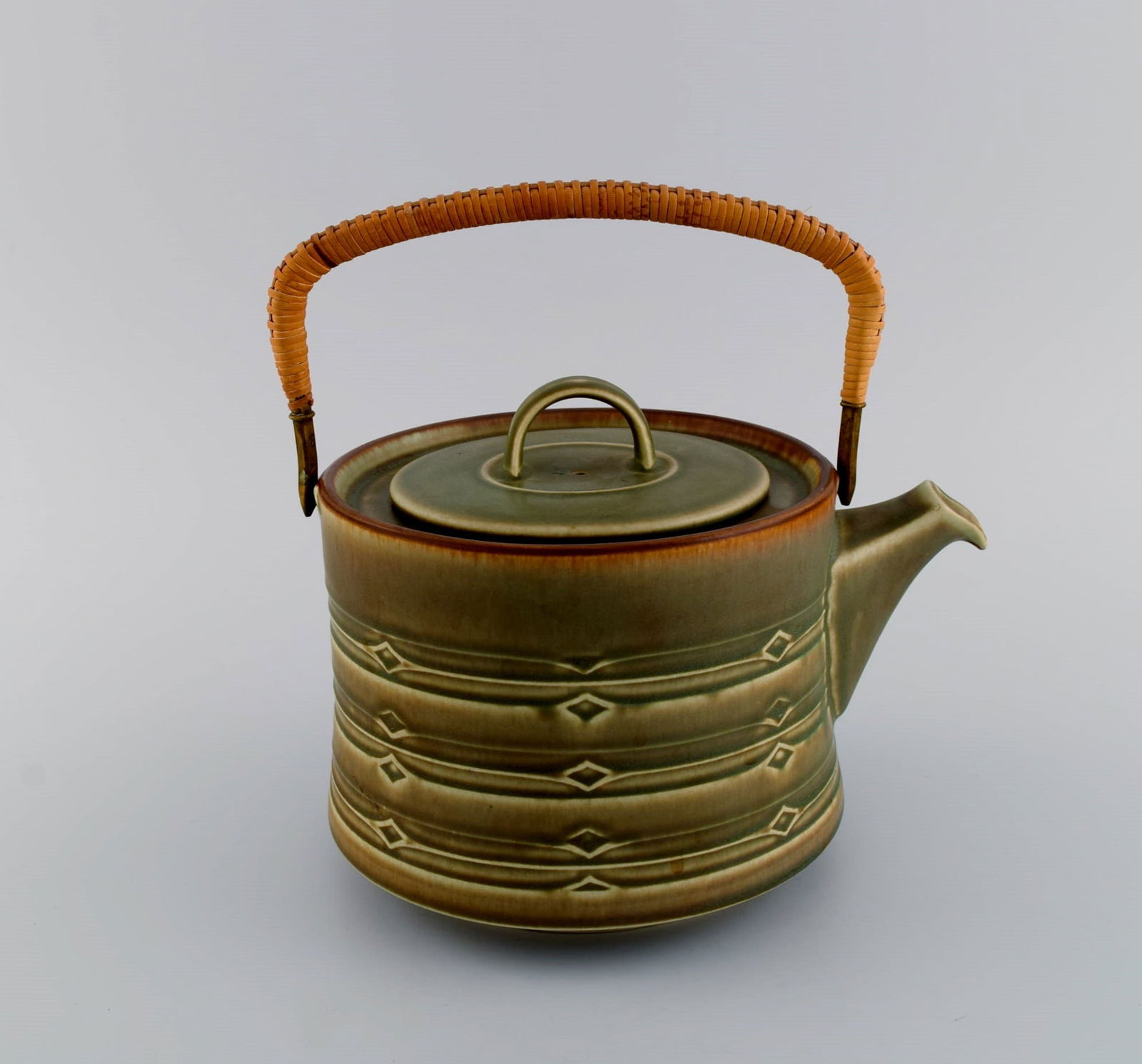 Jens H. Quistgaard (1919-2008) for Bing & Grøndahl. Rune teapot with wicker handle, sugar bowl - 7