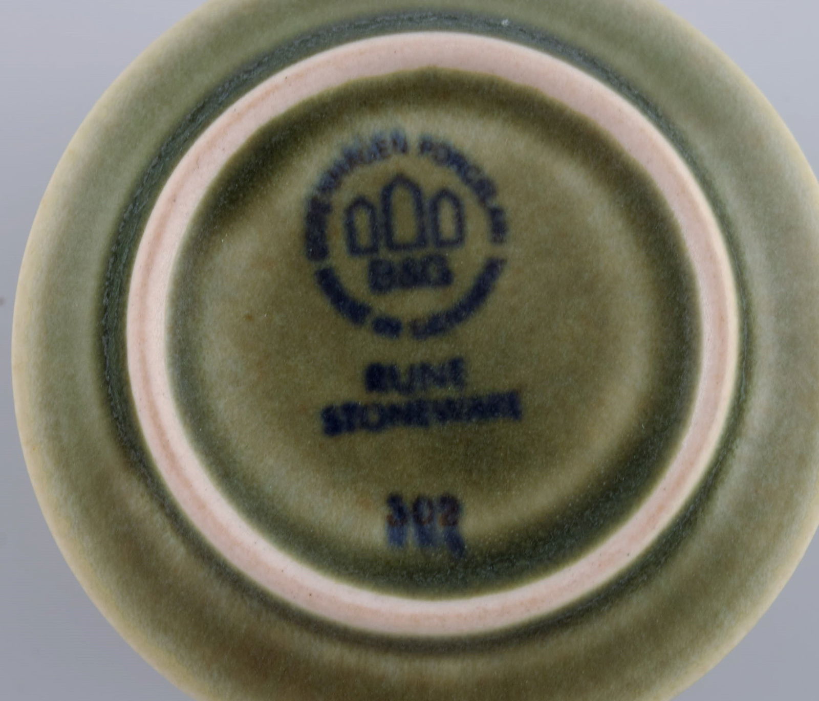 Jens H. Quistgaard (1919-2008) for Bing & Grøndahl. Rune teapot with wicker handle, sugar bowl - 8