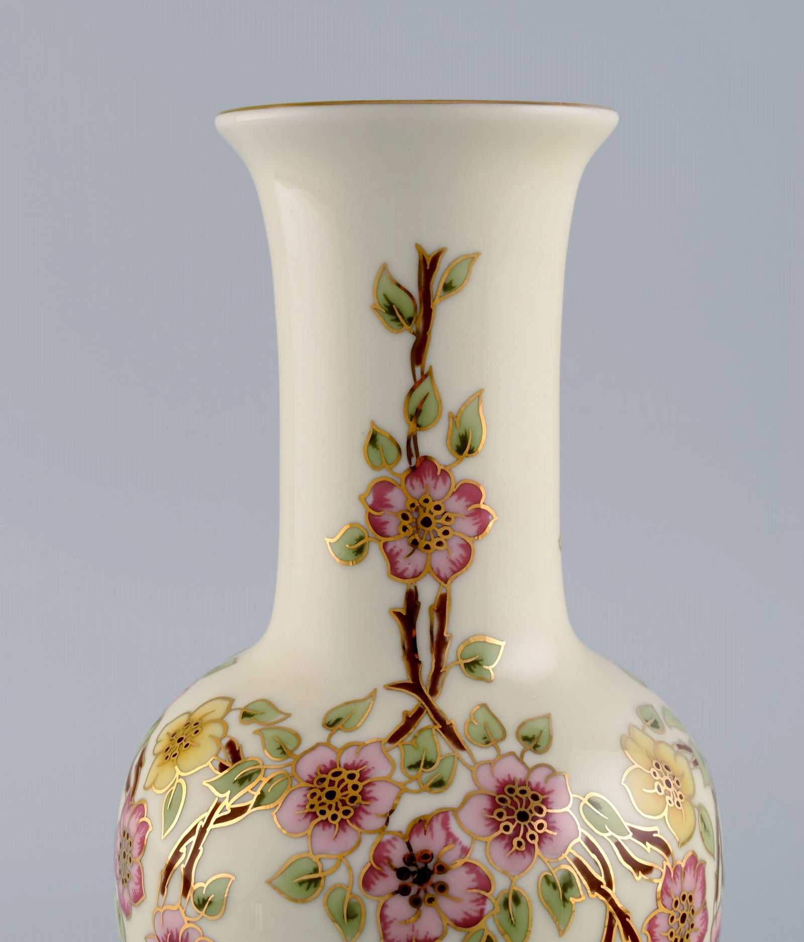 Zsolnay vase in cream-colored porcelain with hand-painted flowers and gold decoration. Late 20th - 3