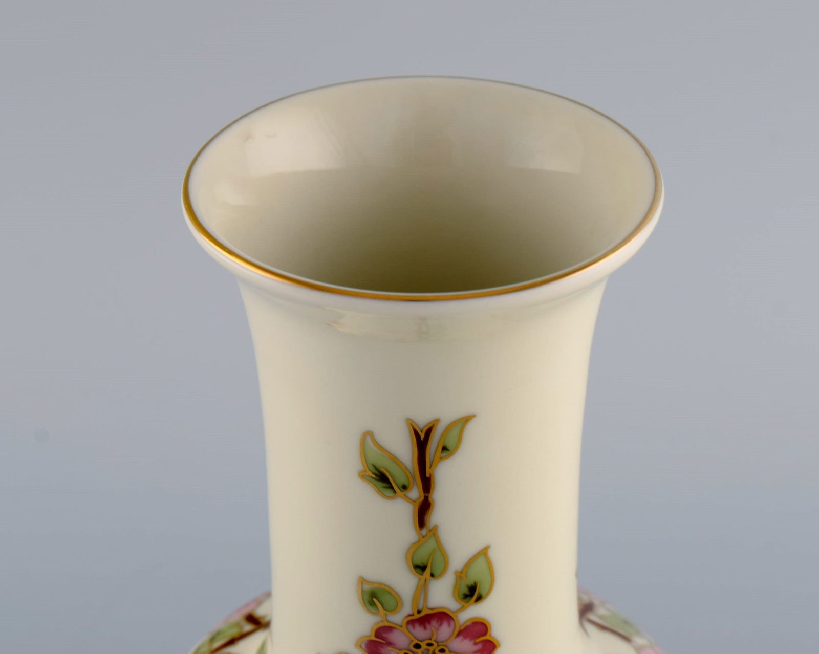 Zsolnay vase in cream-colored porcelain with hand-painted flowers and gold decoration. Late 20th - 5