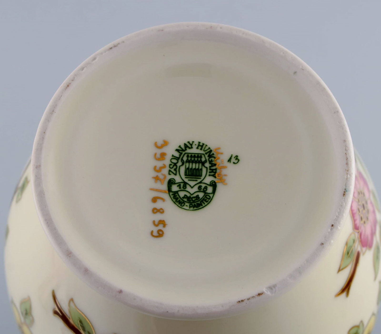 Zsolnay vase in cream-colored porcelain with hand-painted flowers and gold decoration. Late 20th - 7