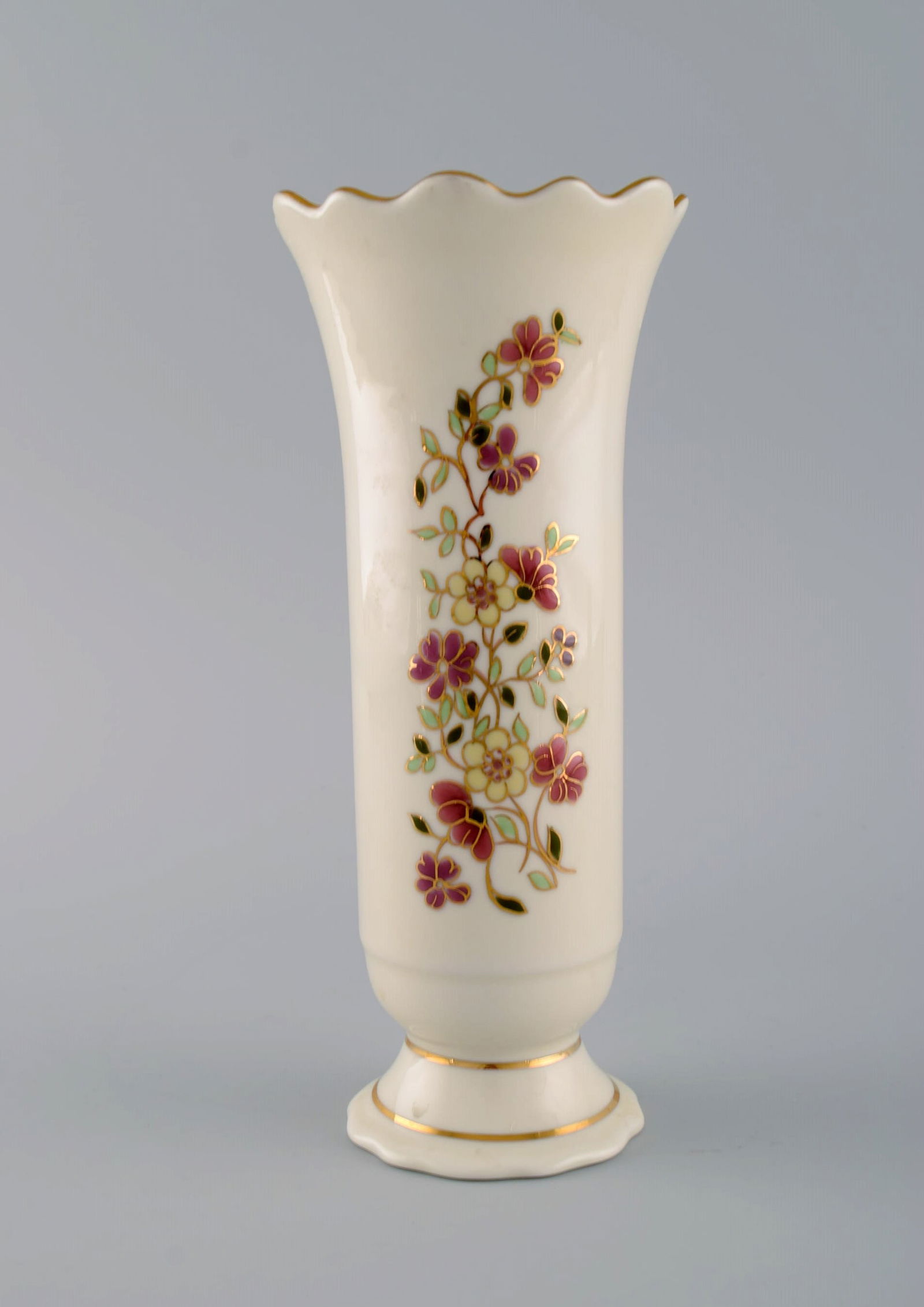 Zsolnay vase in cream-colored porcelain with hand-painted flowers and gold decoration. Late 20th - 2