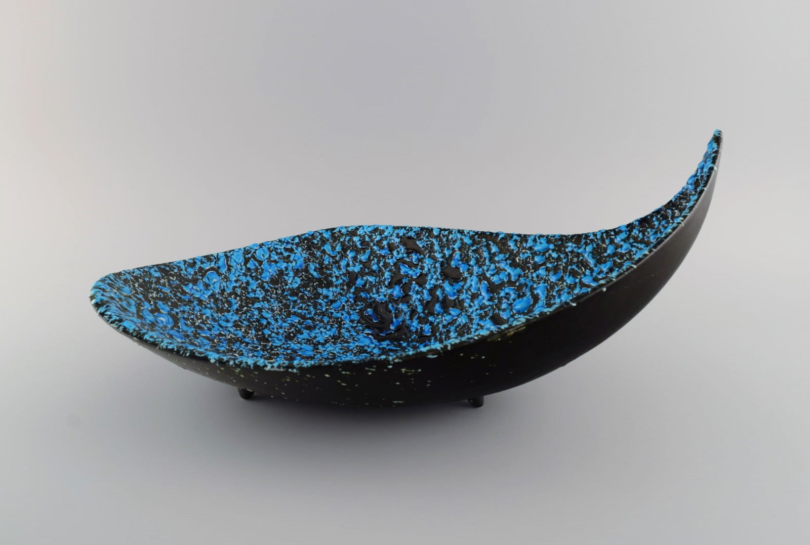 Large freeform bowl in glazed ceramics. Beautiful glaze in azure shades. France, 1960s.: Title: Large freeform bowl in glazed ceramics. Beautiful glaze in azure shades. France, 1960s. Description: Large freeform bowl in glazed ceramics. Beautiful glaze in azure shades. France, 1960s. Meas