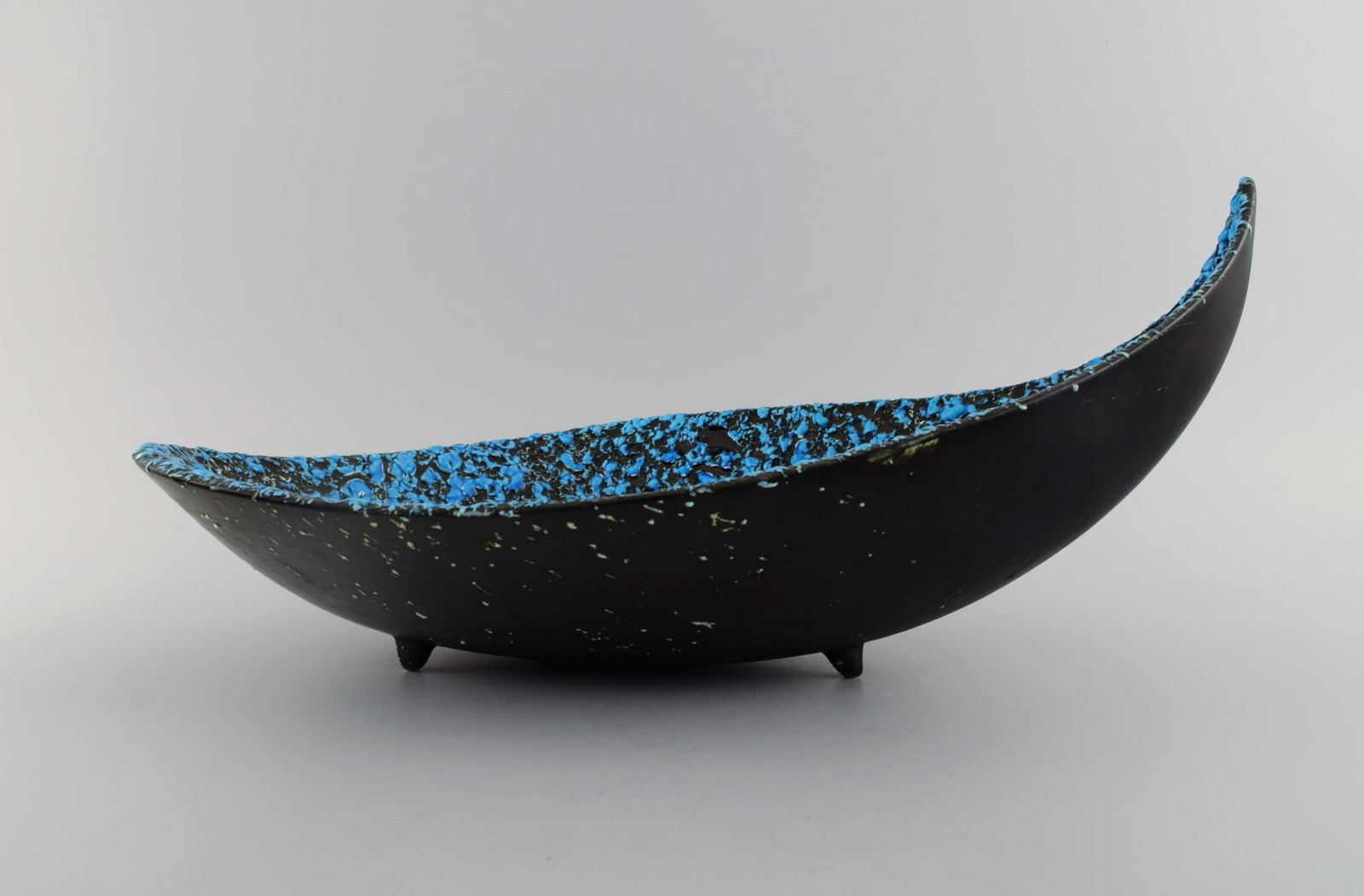 Large freeform bowl in glazed ceramics. Beautiful glaze in azure shades. France, 1960s. - 2