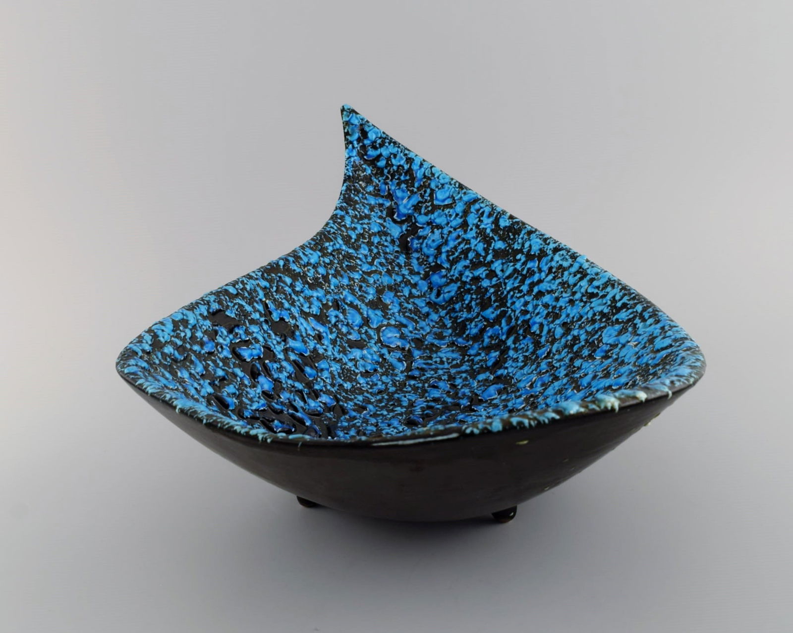 Large freeform bowl in glazed ceramics. Beautiful glaze in azure shades. France, 1960s. - 3