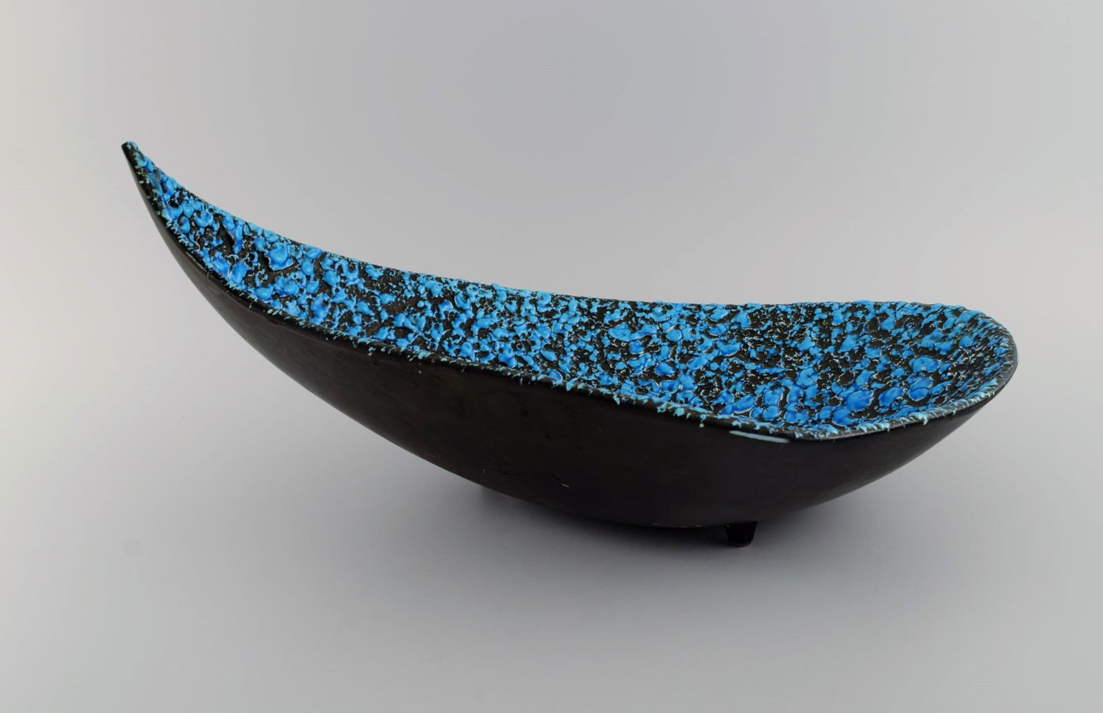 Large freeform bowl in glazed ceramics. Beautiful glaze in azure shades. France, 1960s. - 4