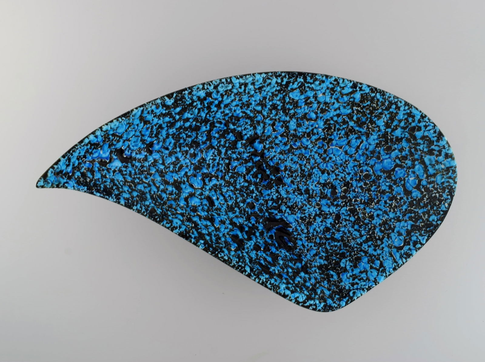 Large freeform bowl in glazed ceramics. Beautiful glaze in azure shades. France, 1960s. - 5