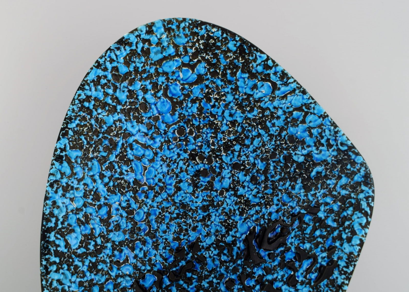 Large freeform bowl in glazed ceramics. Beautiful glaze in azure shades. France, 1960s. - 6