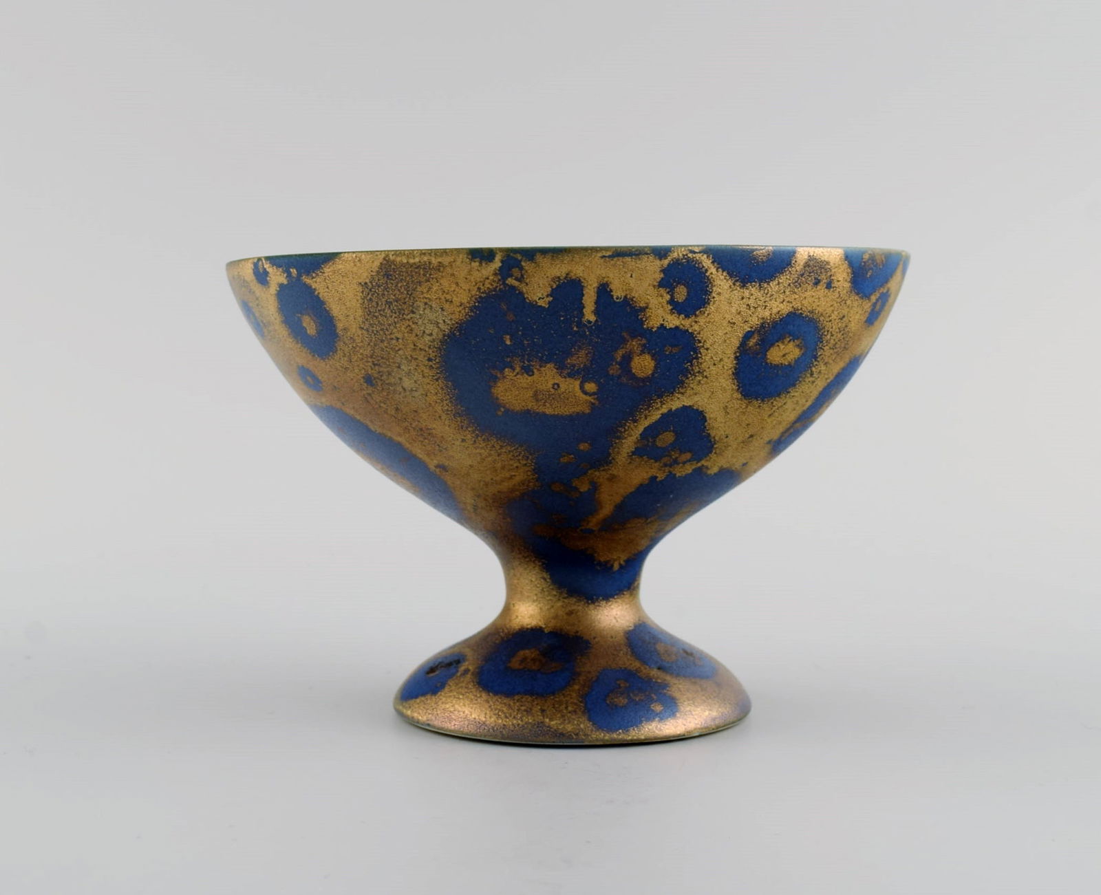 Lucien Brisdoux (1878-1963), France. Bowl on foot in glazed stoneware. Beautiful glaze in gold and: Title: Lucien Brisdoux (1878-1963), France. Bowl on foot in glazed stoneware. Beautiful glaze in gold and blue shades. 1930s / 40s. Description: Lucien Brisdoux (1878-1963), France. Bowl on foot in