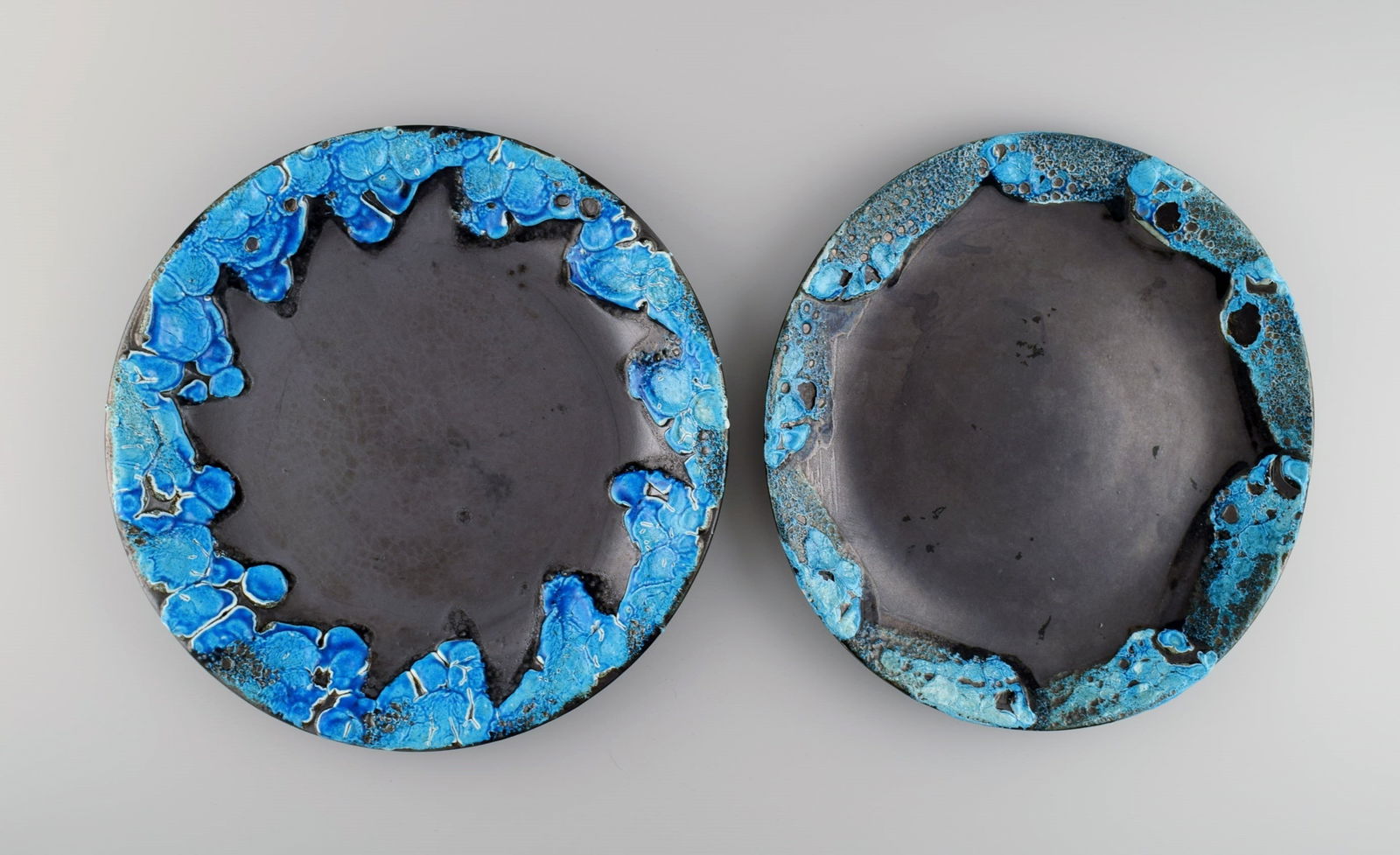 French ceramist. Two round serving dishes in glazed stoneware. Beautiful glaze in azure shades.: Title: French ceramist. Two round serving dishes in glazed stoneware. Beautiful glaze in azure shades. Unique, high-quality ceramics. Mid-20th century. Description: French ceramist. Two round serving