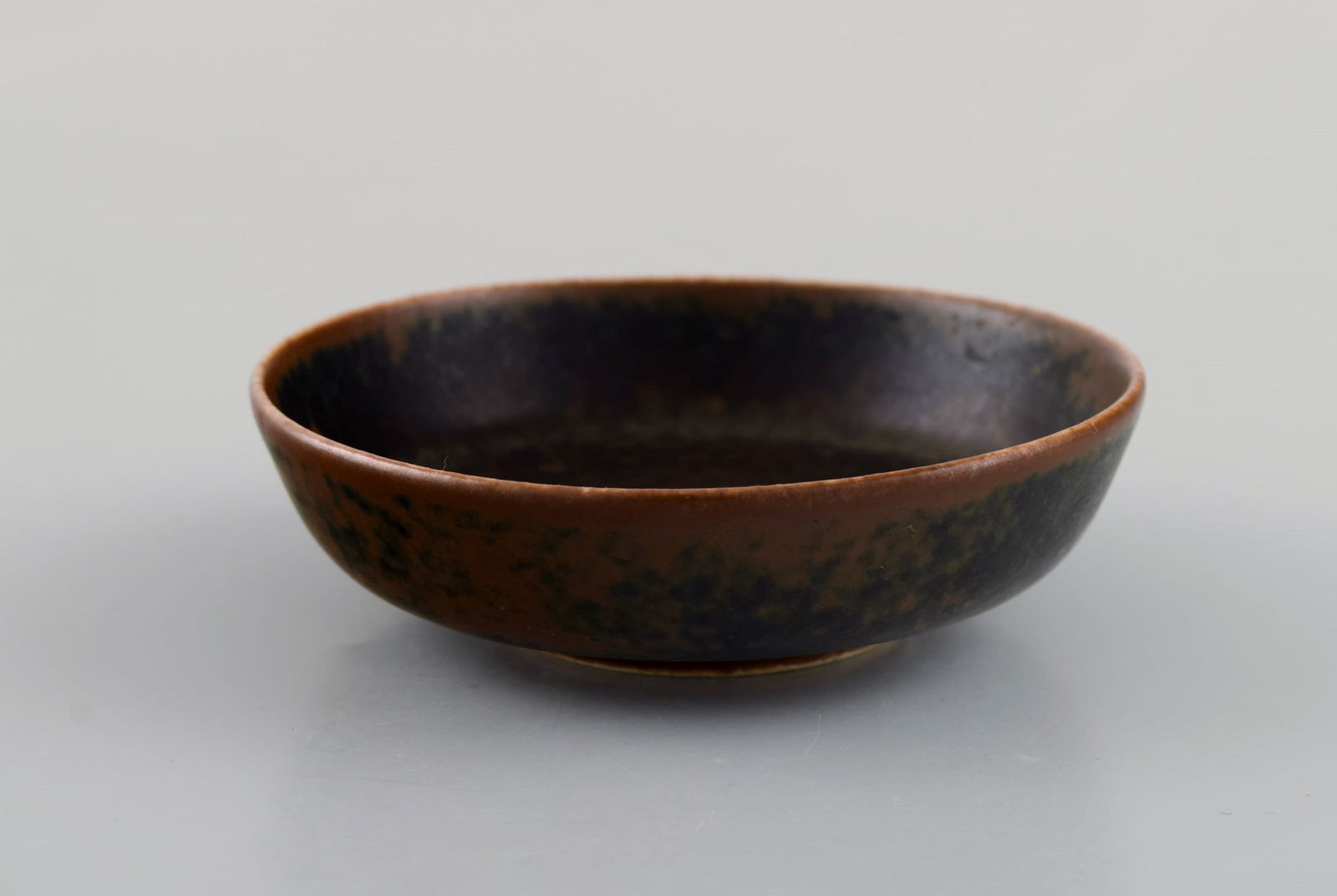 Saxbo miniature bowl in glazed ceramics. Beautiful glaze in brown shades. Mid-20th century. - 3