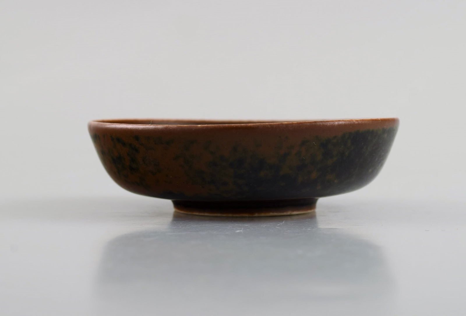 Saxbo miniature bowl in glazed ceramics. Beautiful glaze in brown shades. Mid-20th century. - 4