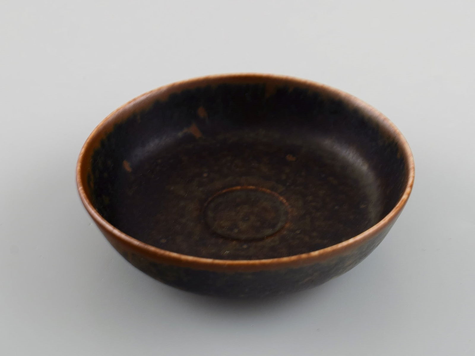 Saxbo miniature bowl in glazed ceramics. Beautiful glaze in brown shades. Mid-20th century. - 5