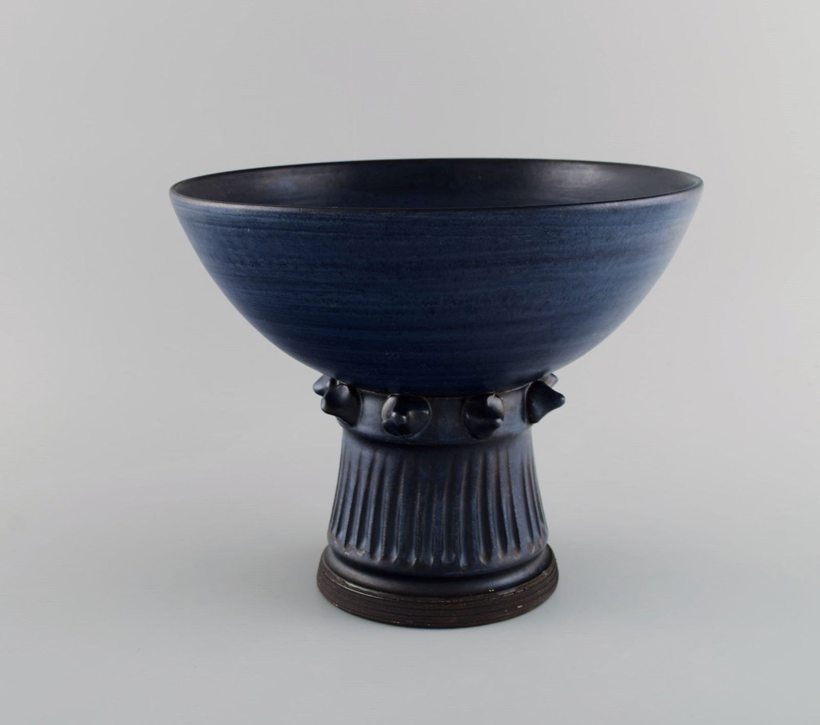 Irma Yourstone (1911-1988), Sweden. Bowl on foot in glazed stoneware. Beautiful glaze in deep blue - 2