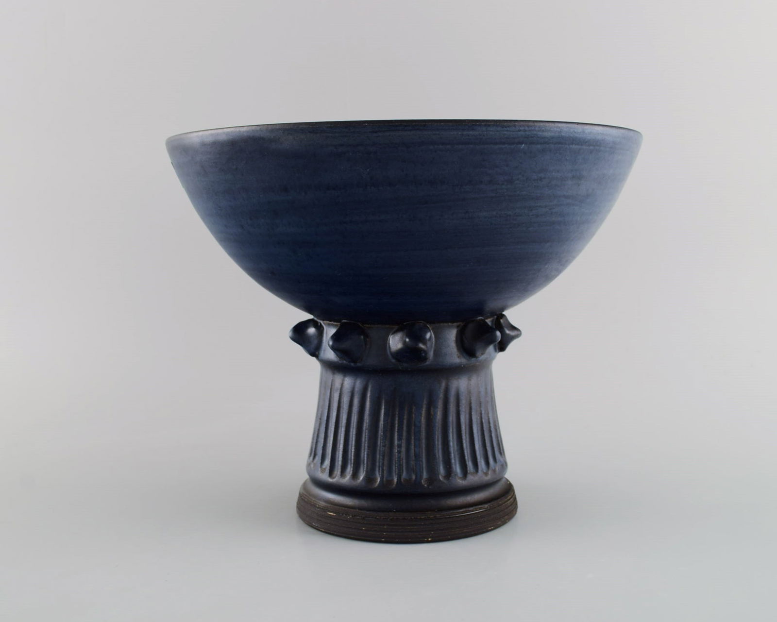 Irma Yourstone (1911-1988), Sweden. Bowl on foot in glazed stoneware. Beautiful glaze in deep blue - 3
