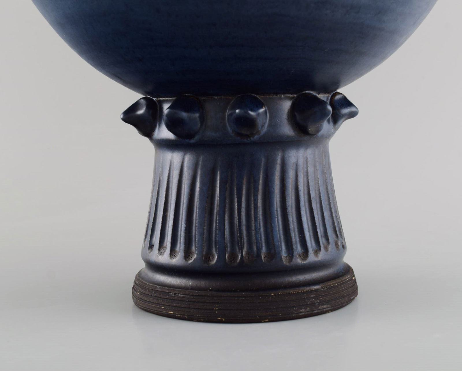 Irma Yourstone (1911-1988), Sweden. Bowl on foot in glazed stoneware. Beautiful glaze in deep blue - 4