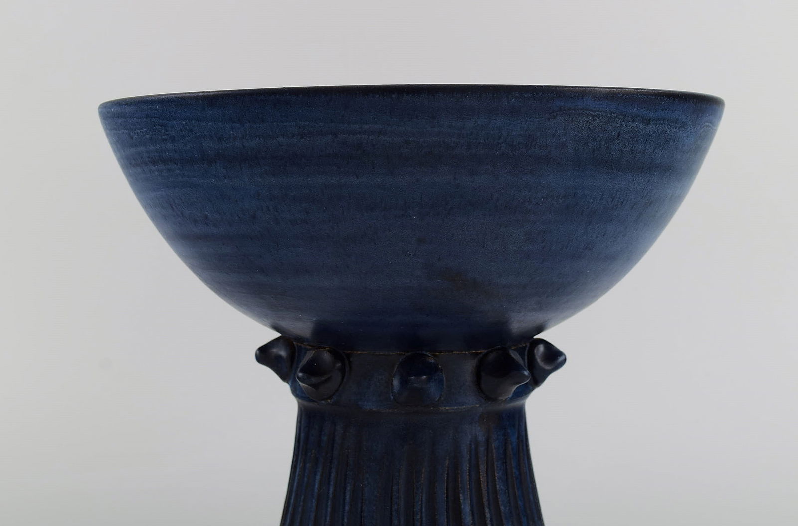 Irma Yourstone (1911-1988), Sweden. Bowl on foot in glazed stoneware. Beautiful glaze in deep blue - 5