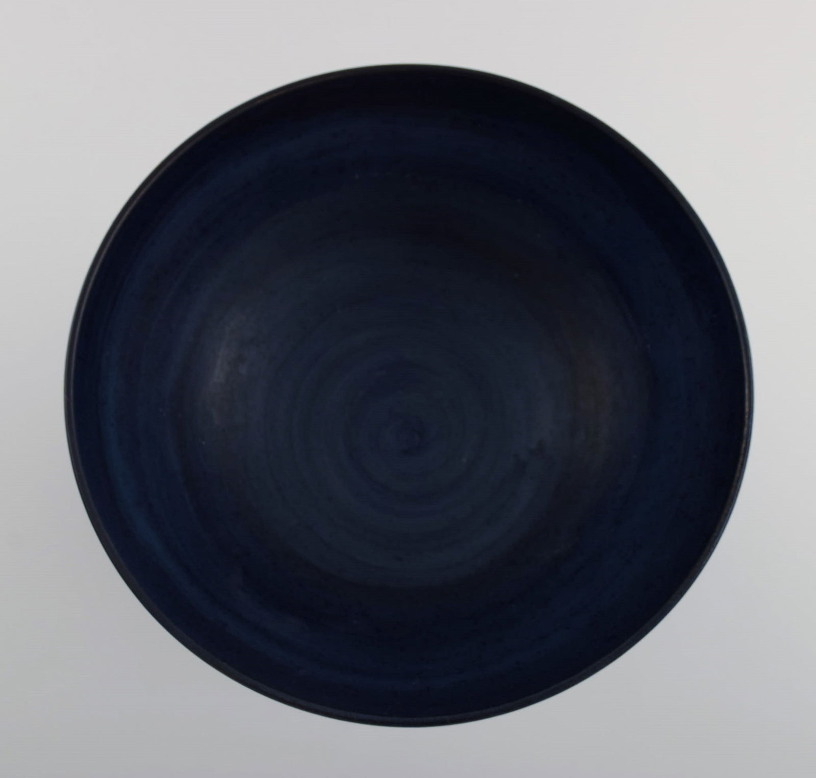 Irma Yourstone (1911-1988), Sweden. Bowl on foot in glazed stoneware. Beautiful glaze in deep blue - 6