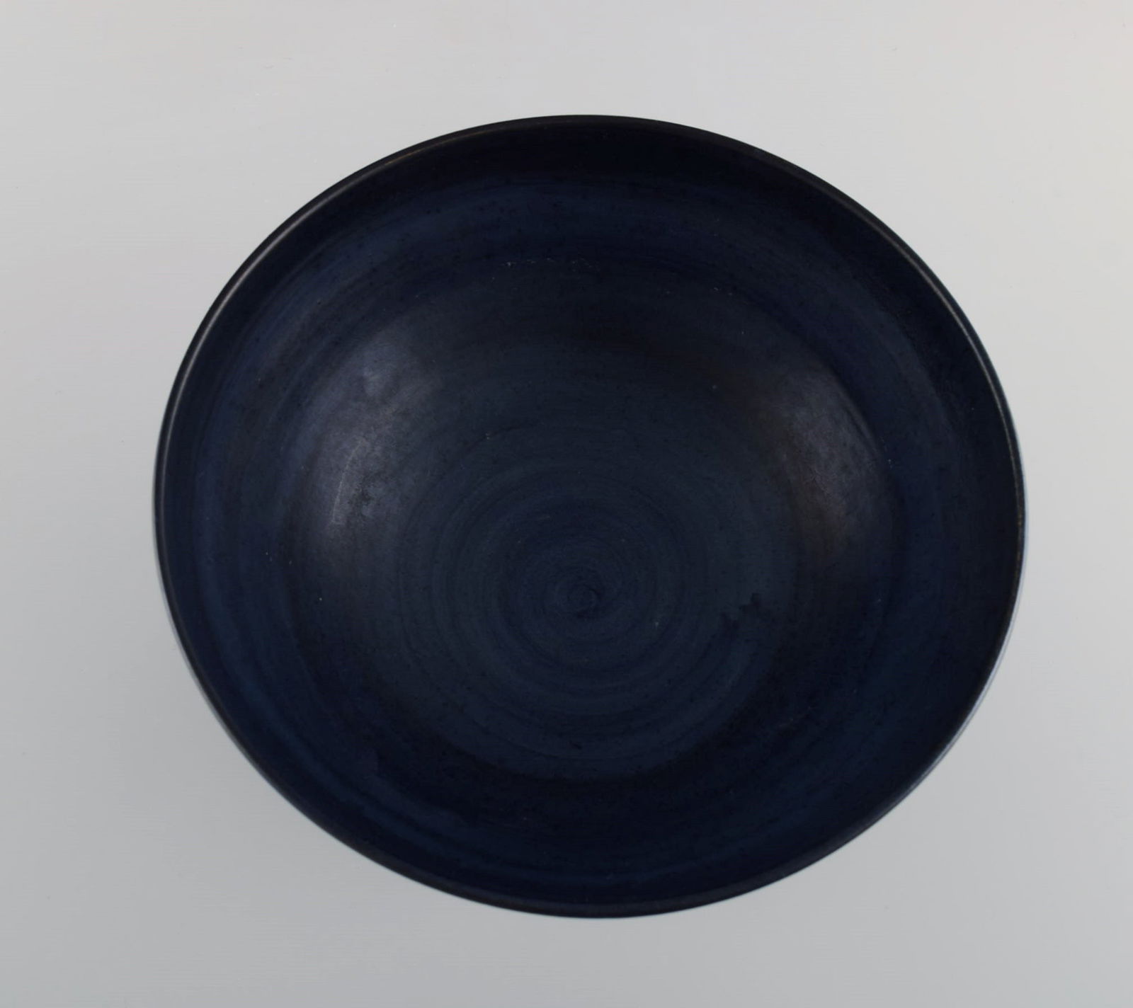Irma Yourstone (1911-1988), Sweden. Bowl on foot in glazed stoneware. Beautiful glaze in deep blue - 7