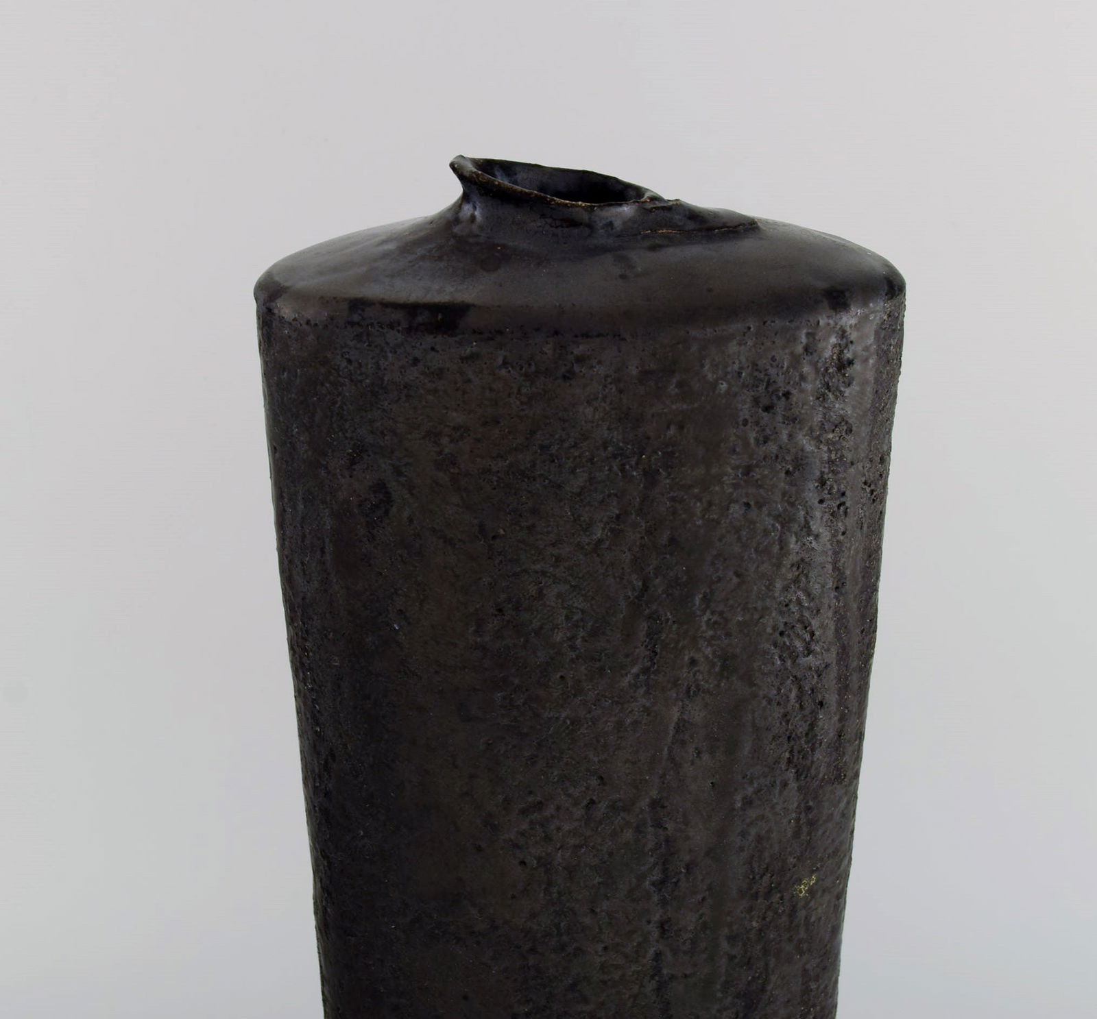 European studio ceramicist. Large unique vase in glazed stoneware. Beautiful glaze in black and - 3