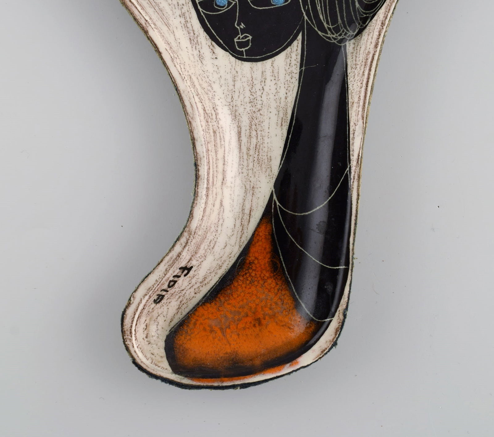 Fidia, Italy. Dish in leather-covered ceramics with hand-painted female portrait. 1960s. - 3