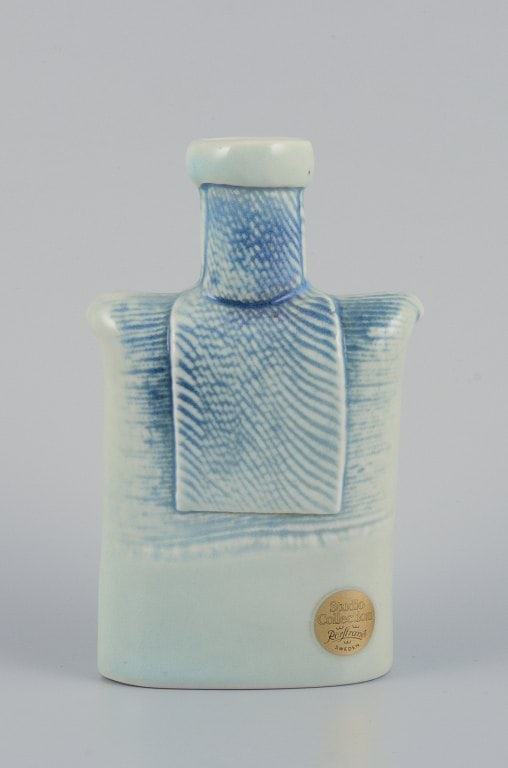Suzanne Öhlén (born 1953) for Rörstrand, Sweden. Porcelain vase with glaze in blue - 3